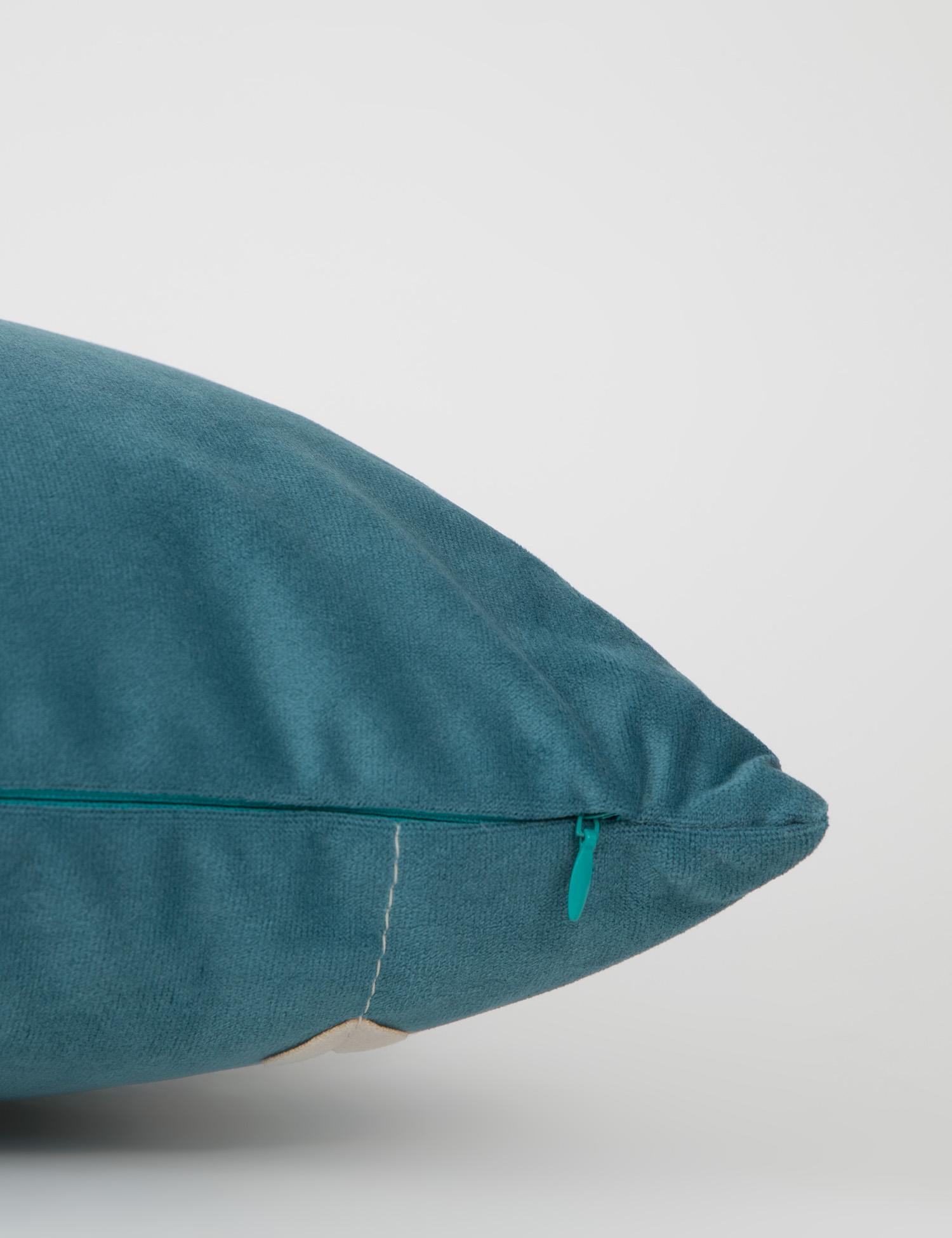 Картинка Синя подушка з нашивками 36х50 см