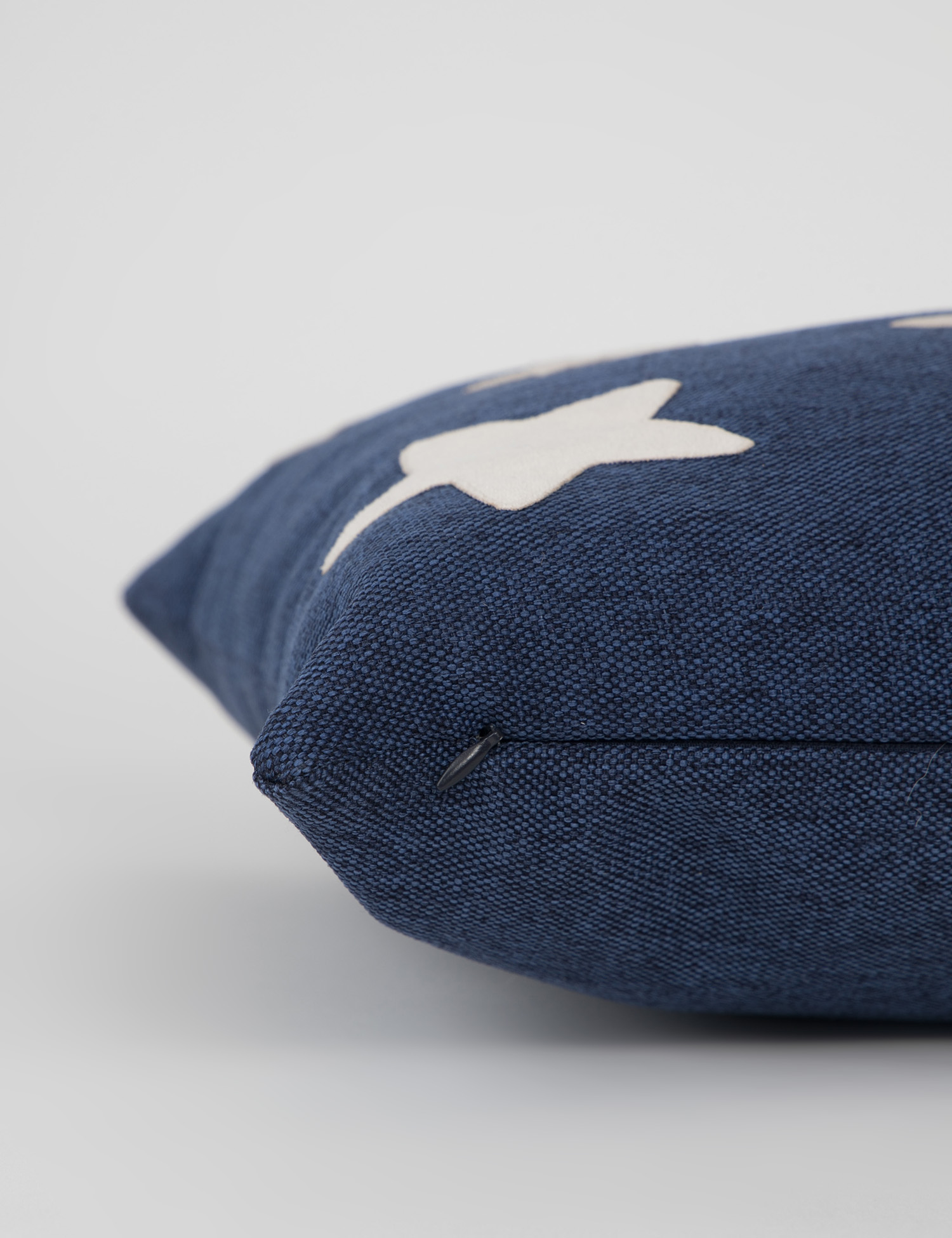 Картинка Темно-синя подушка з нашивками 36*50 см