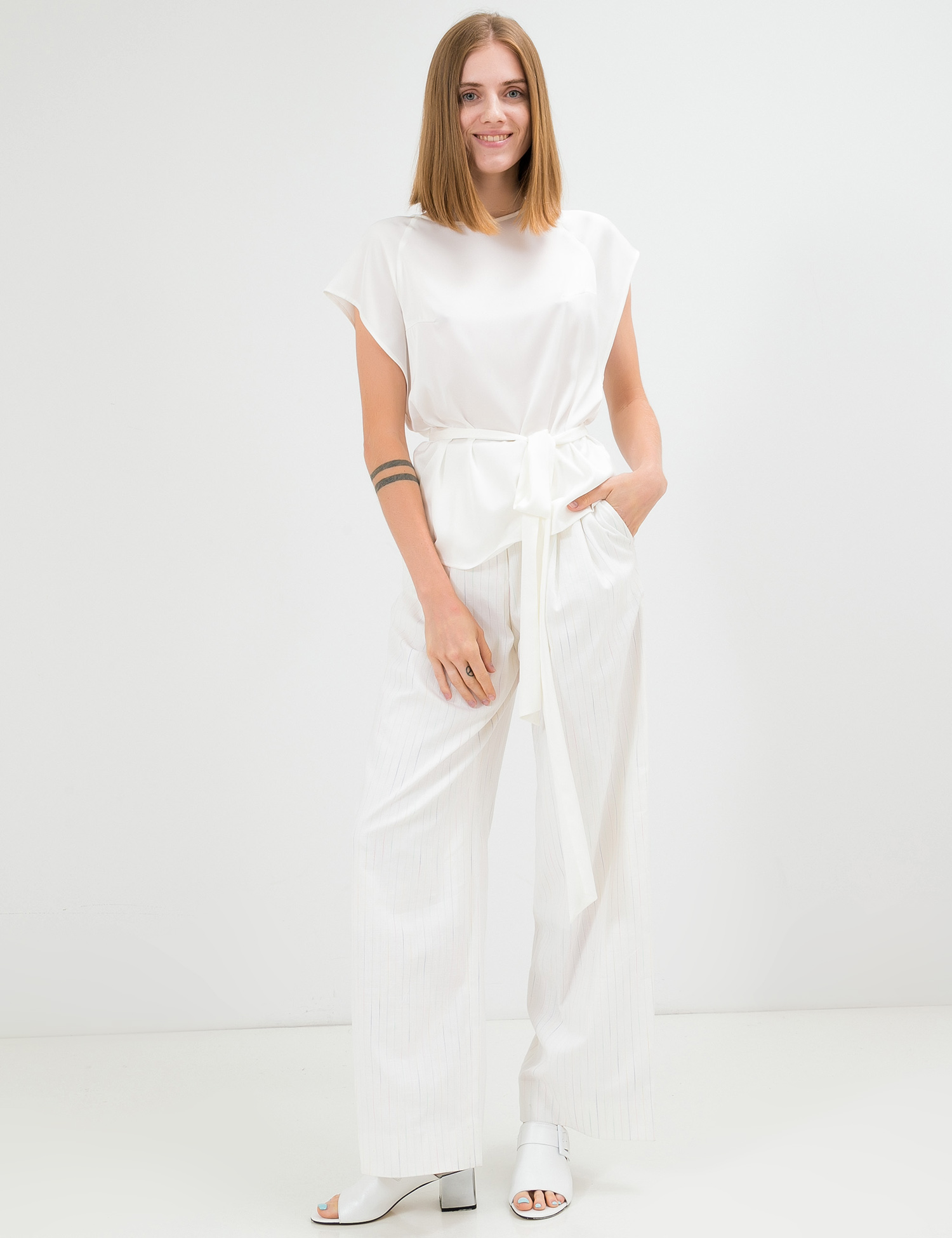 Картинка Жіноча біла блуза з поясом