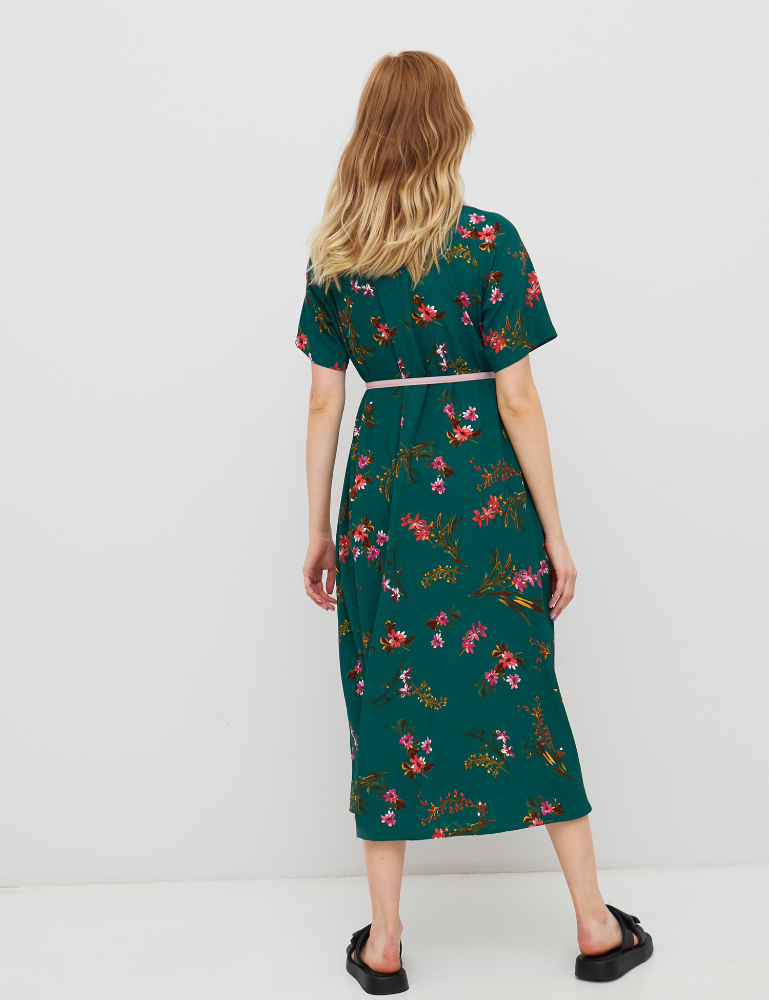 Картинка Зелена сукня з рослинним візерунком