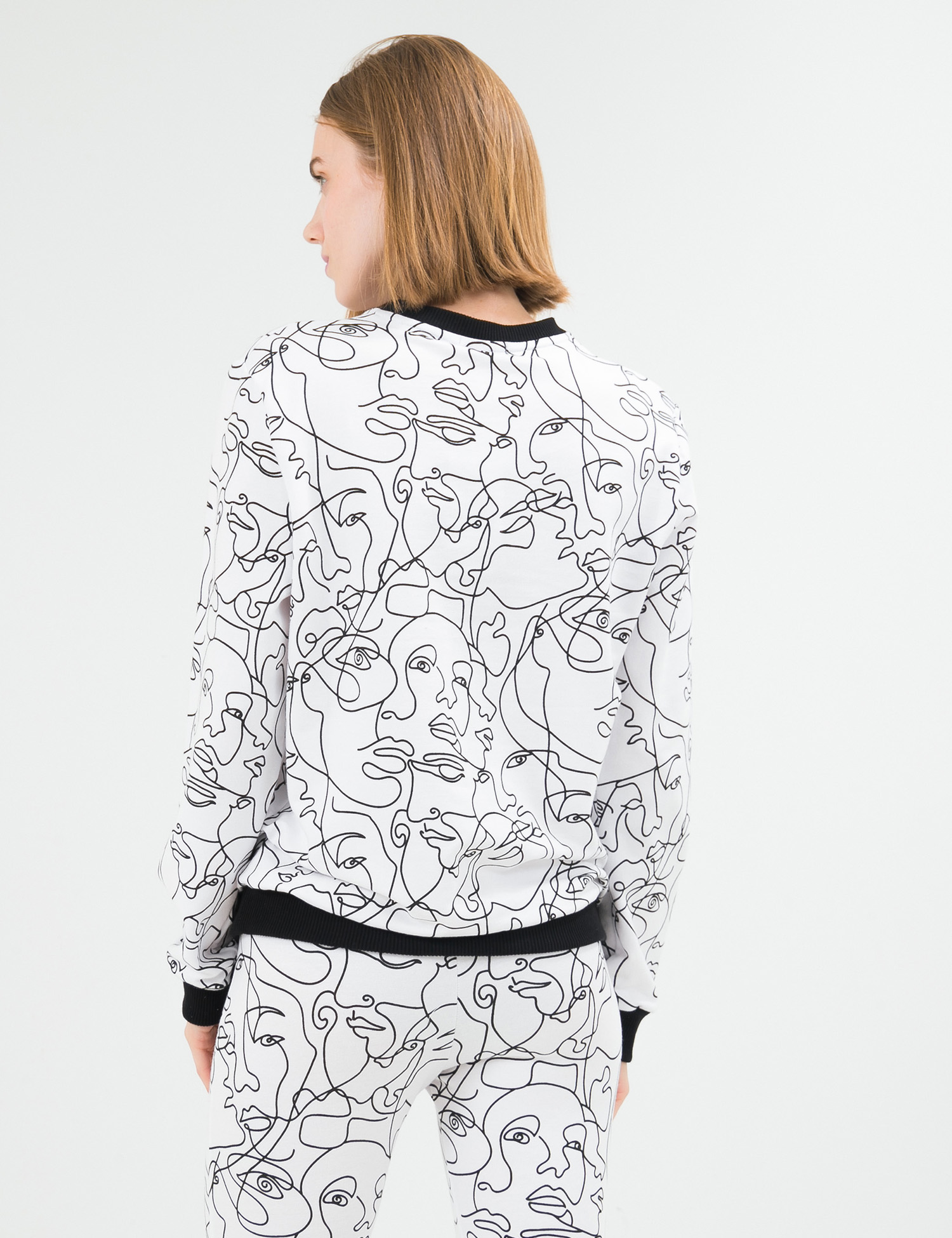 Картинка Жіночий білий світшот з візерунком