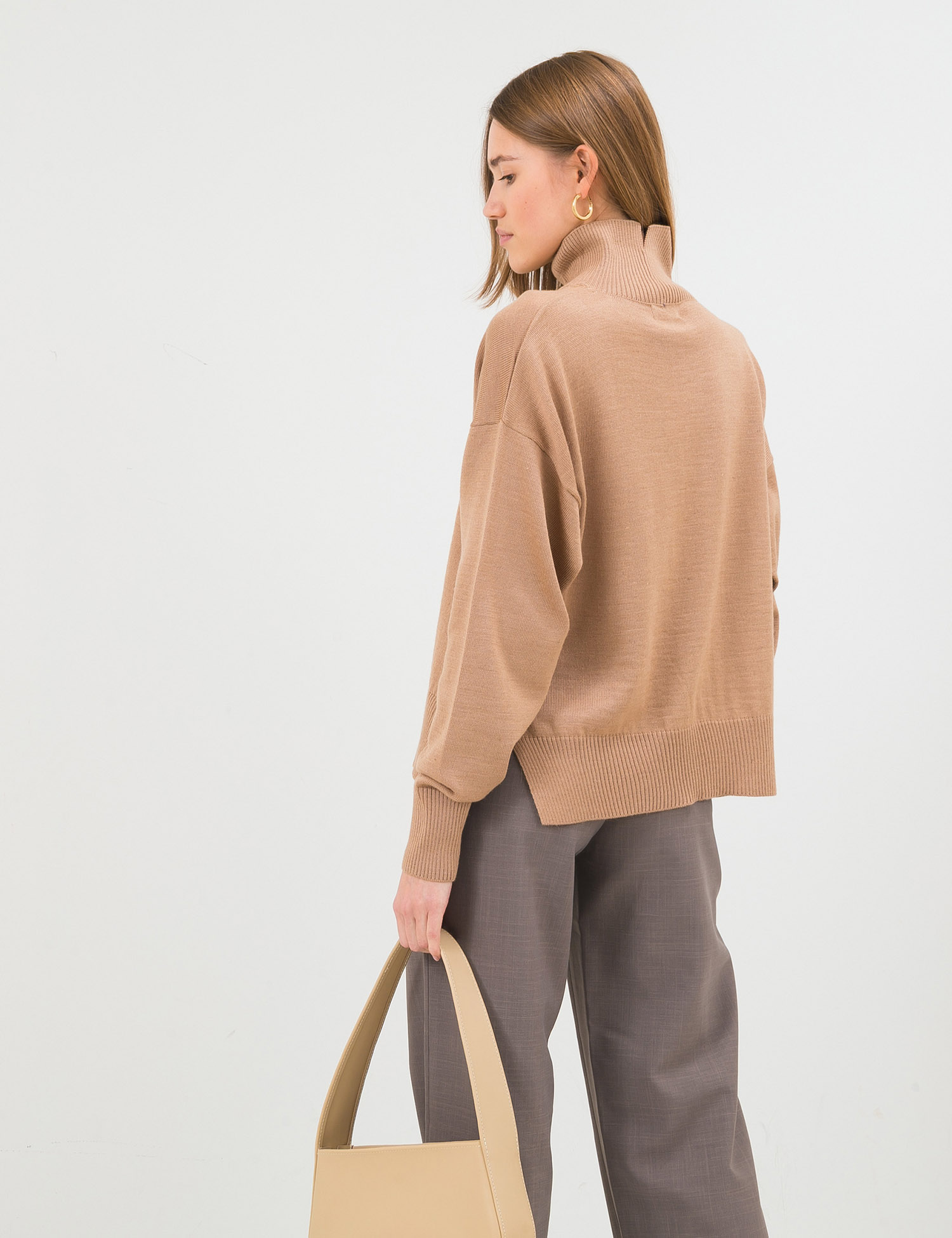 Картинка Жіночий світло-коричневий светр