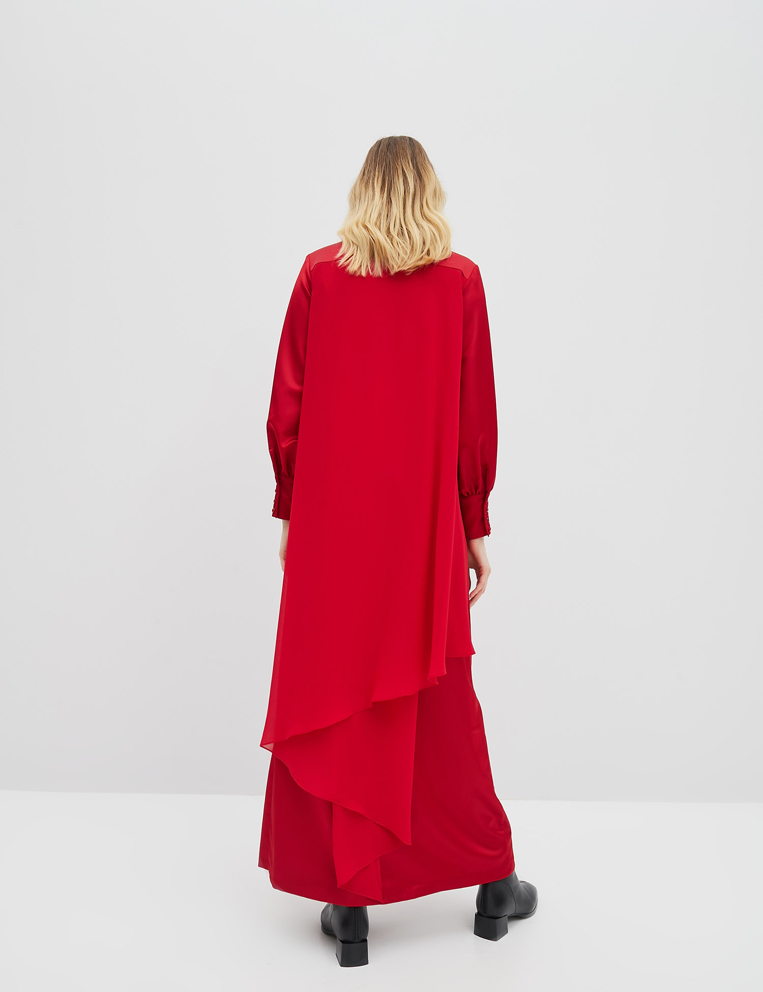 Картинка Червона сукня зі шлейфом