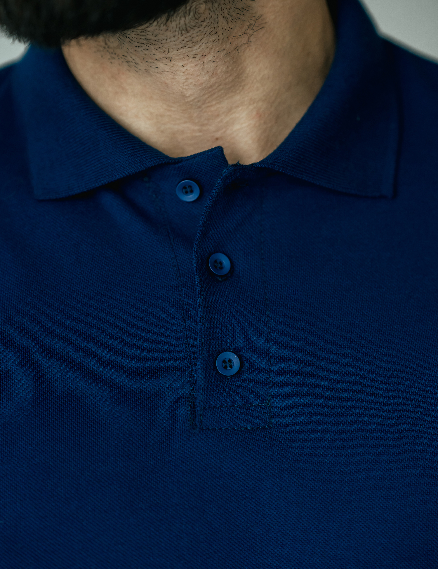 Картинка Темно-синє поло з довгим рукавом