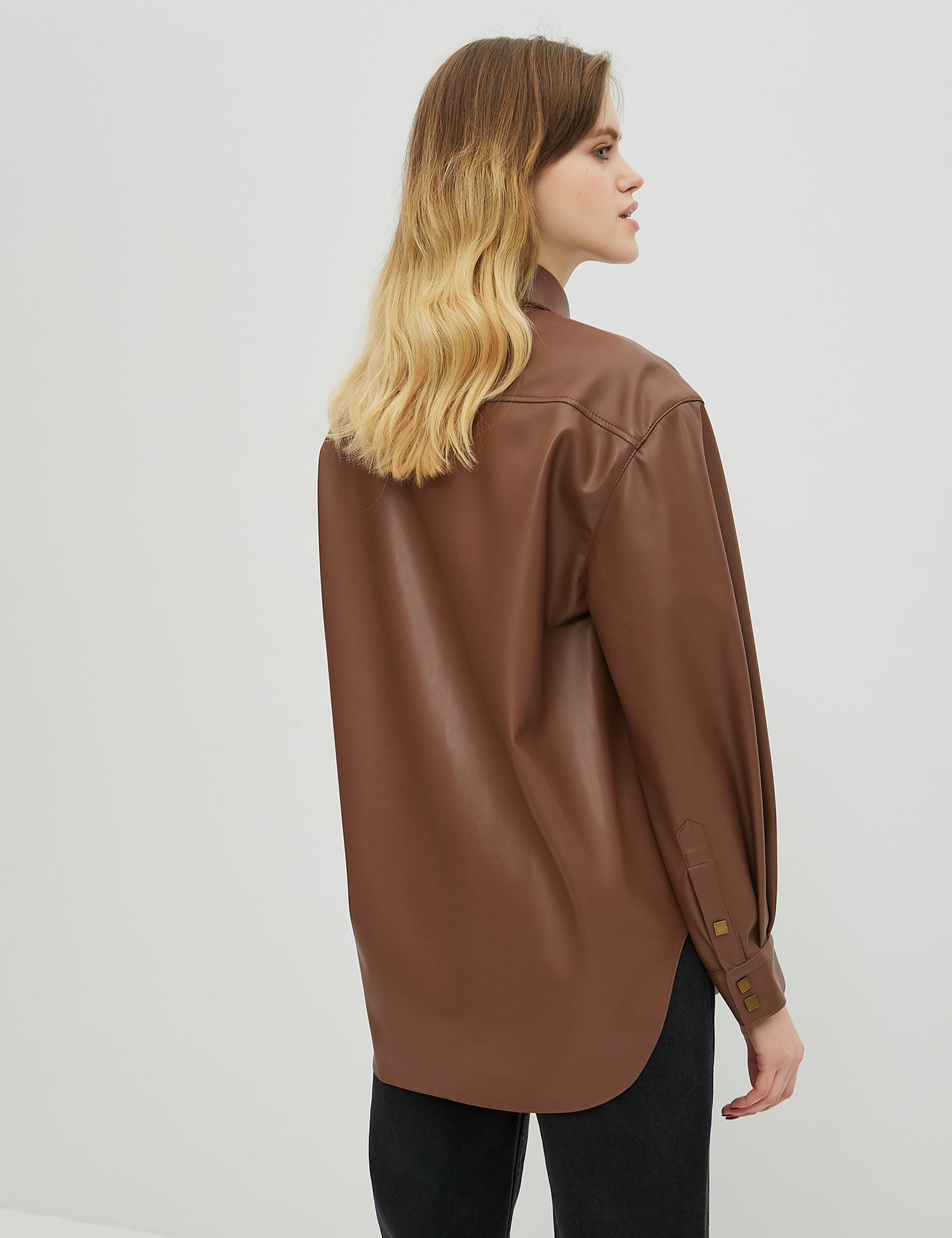 Картинка Жіноча коричнева сорочка з екокшкіри