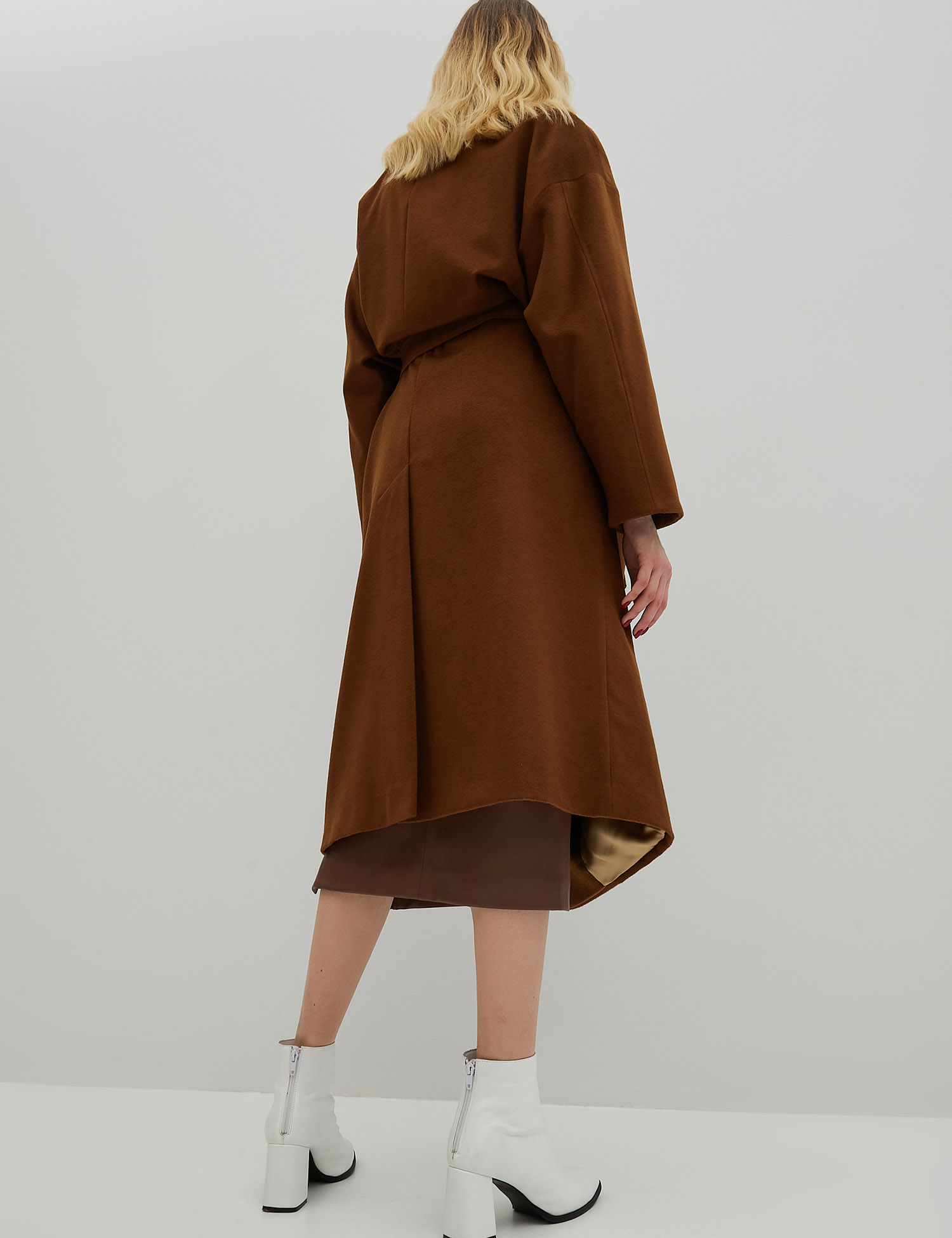 Картинка Жіноче коричневе пальто з поясом