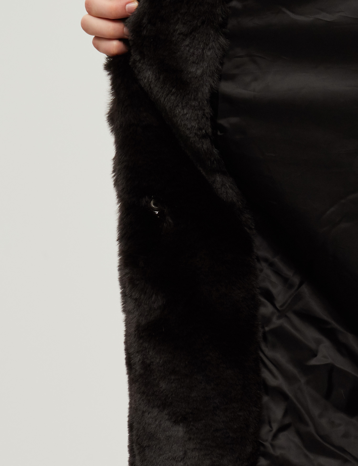 Картинка Жіноча чорна шуба зі штучного хутра