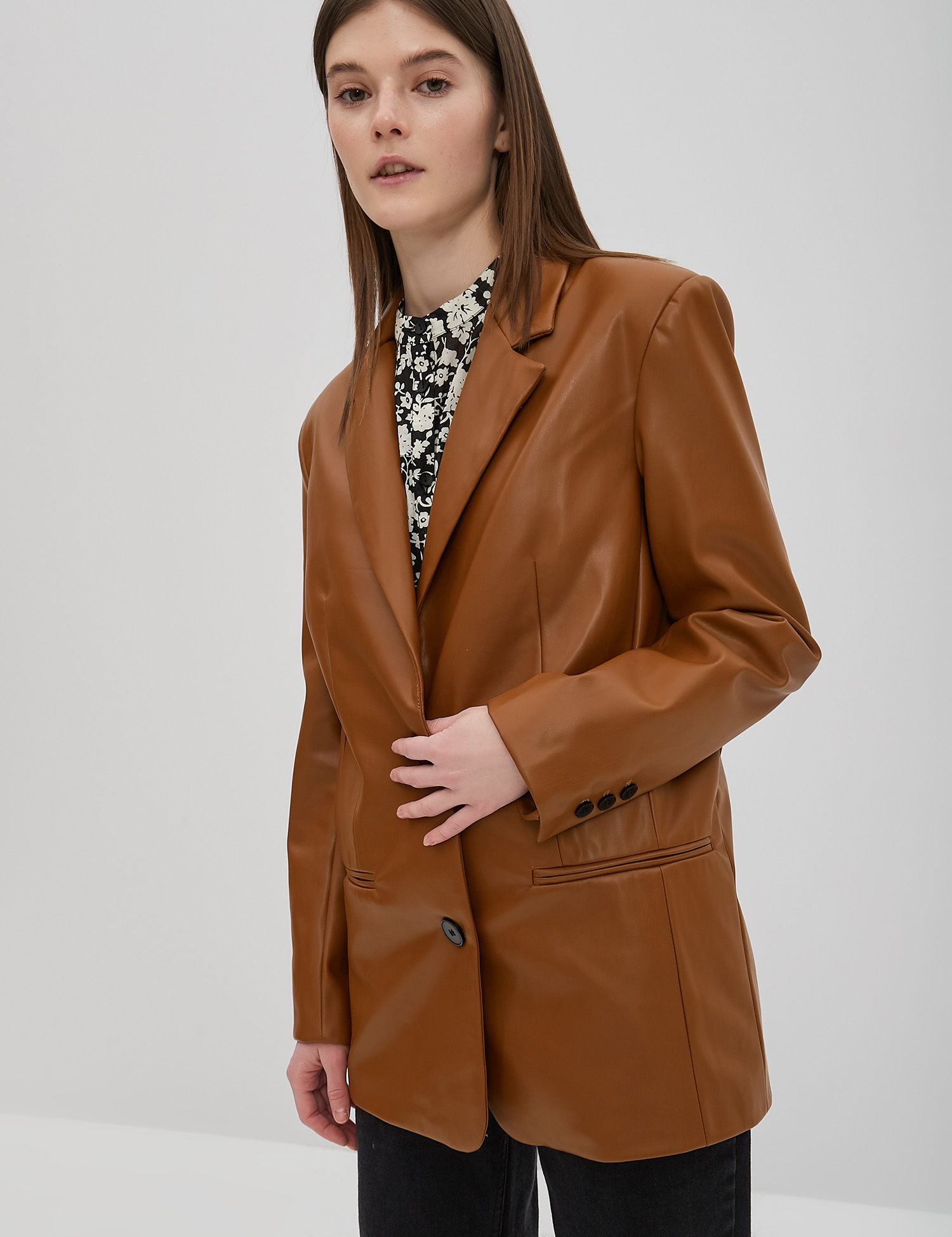 Картинка Жіночий світло-коричневий піджак з екошкіри