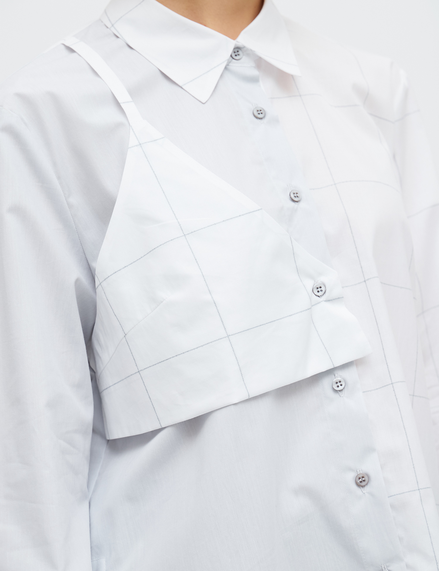 Картинка Жіноча біла асиметрична сорочка в клітинку