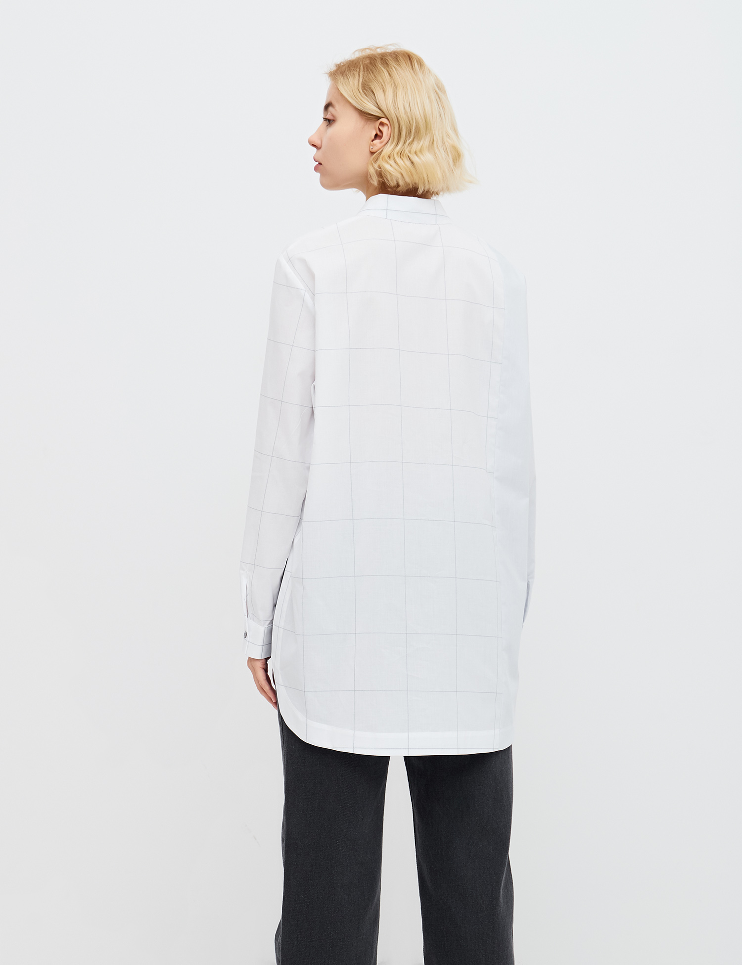 Картинка Жіноча біла асиметрична сорочка в клітинку