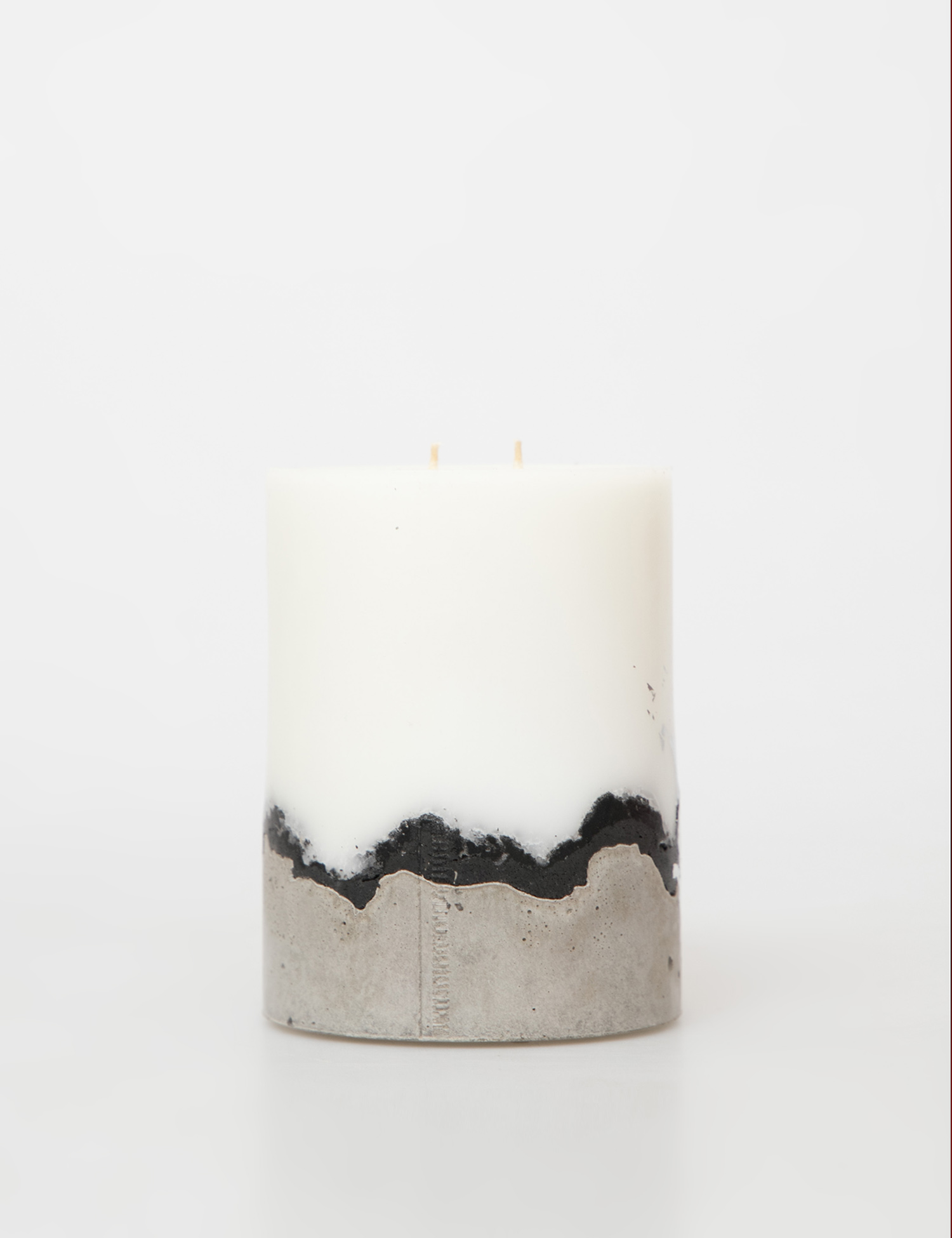 Картинка Свічка в бетоні