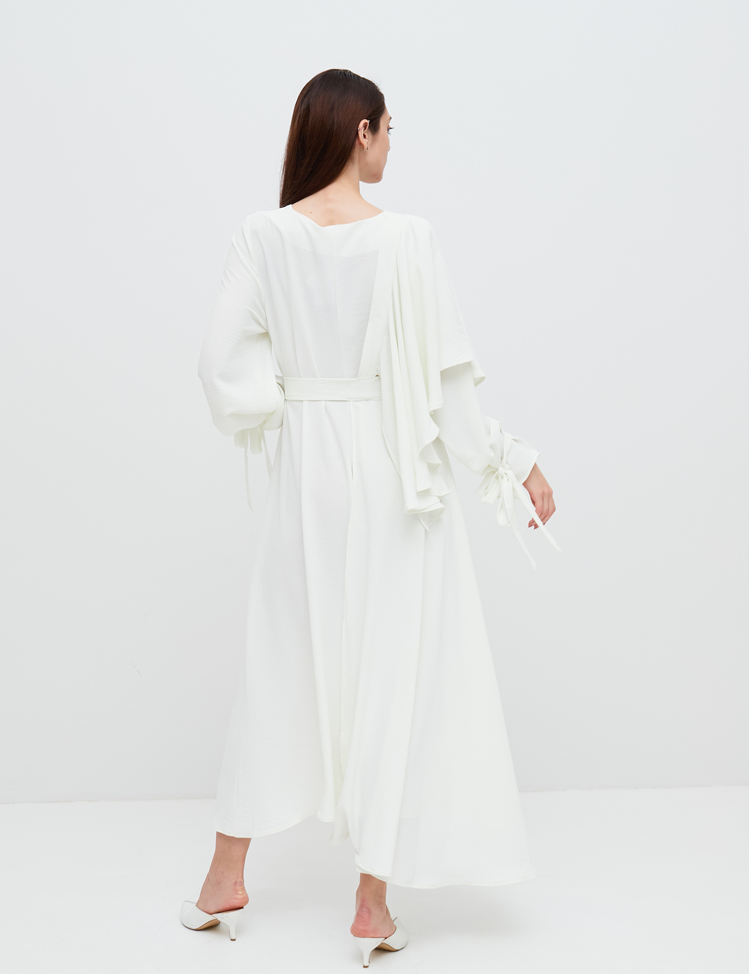 Картинка Біла сукня з накидкою