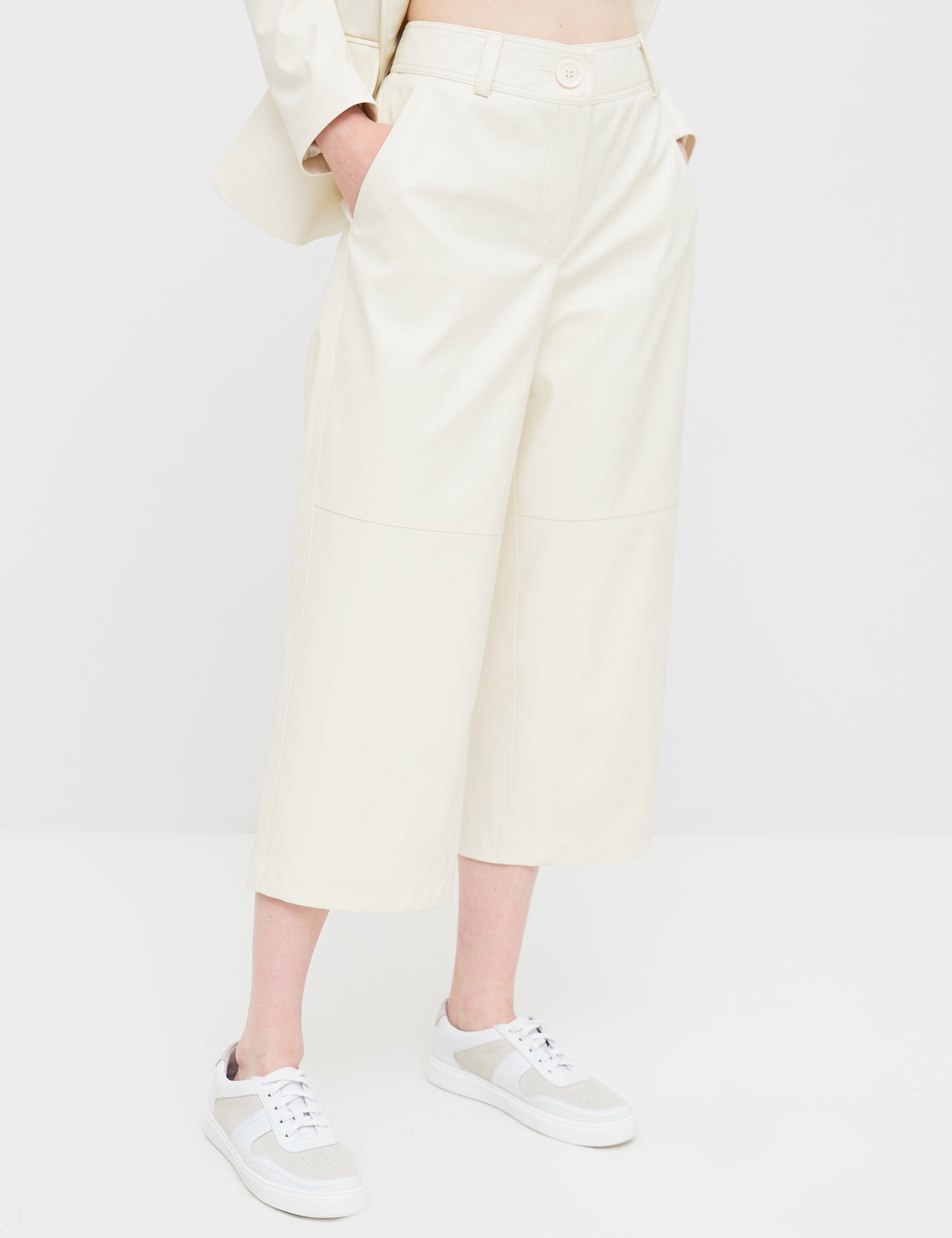 Картинка Жіночі білі кюлоти з екошкіри