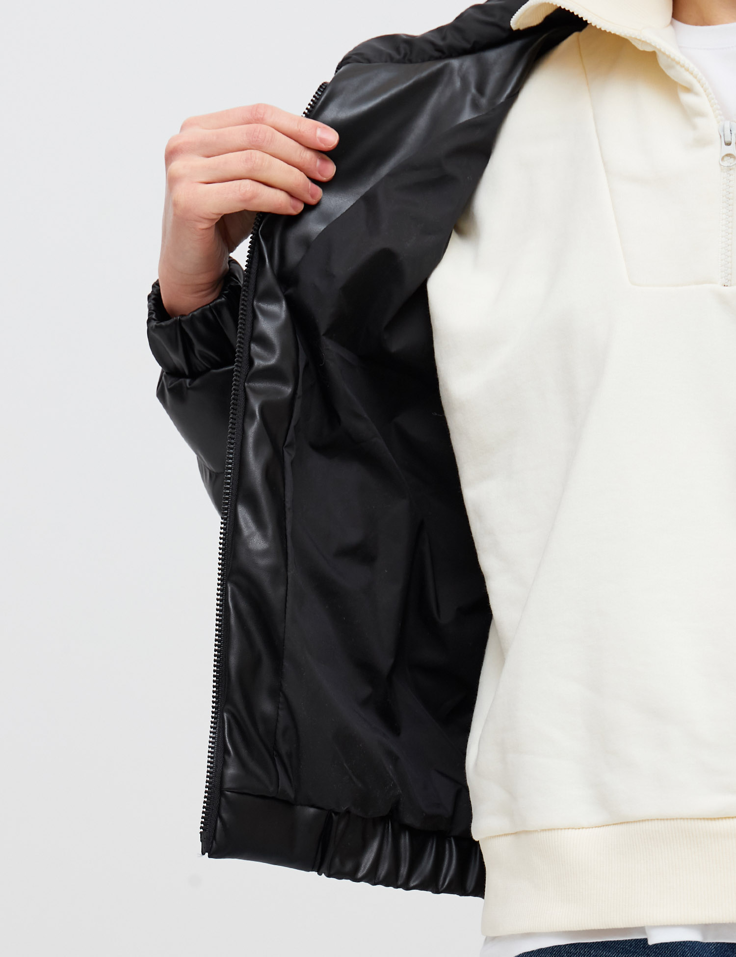 Картинка Жіноча чорна стьобана куртка