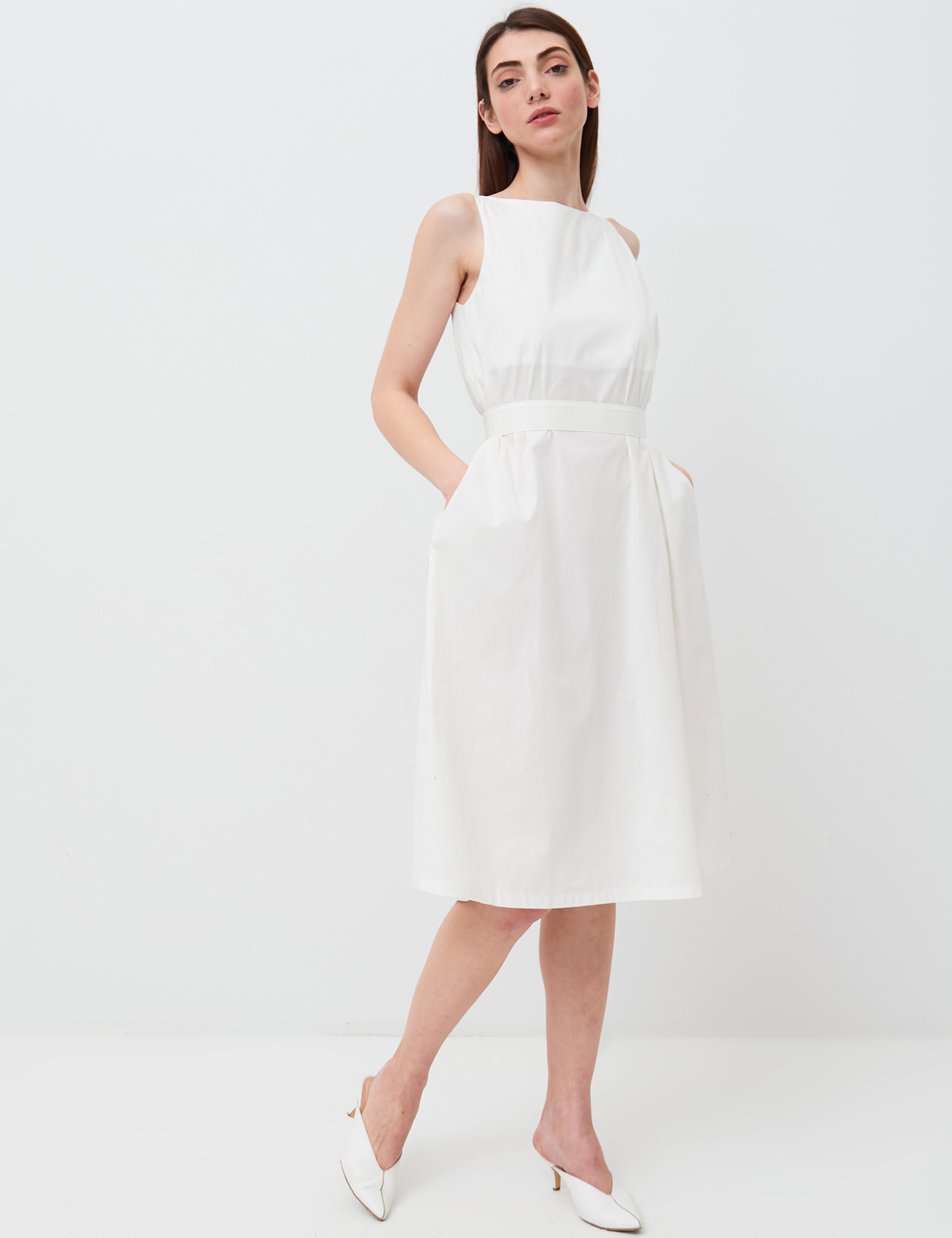 Картинка Біла сукня з відкритою спиною
