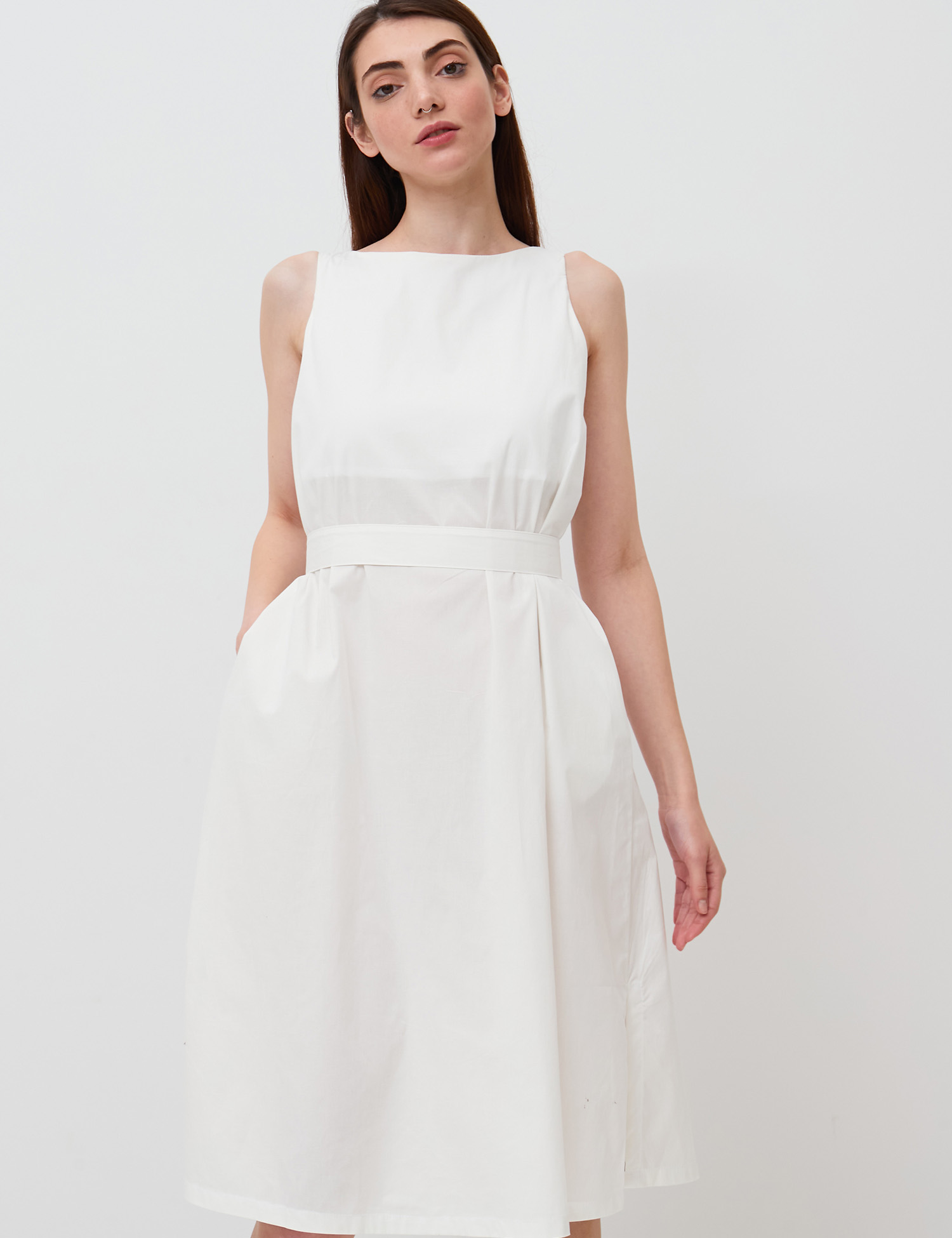 Картинка Біла сукня з відкритою спиною