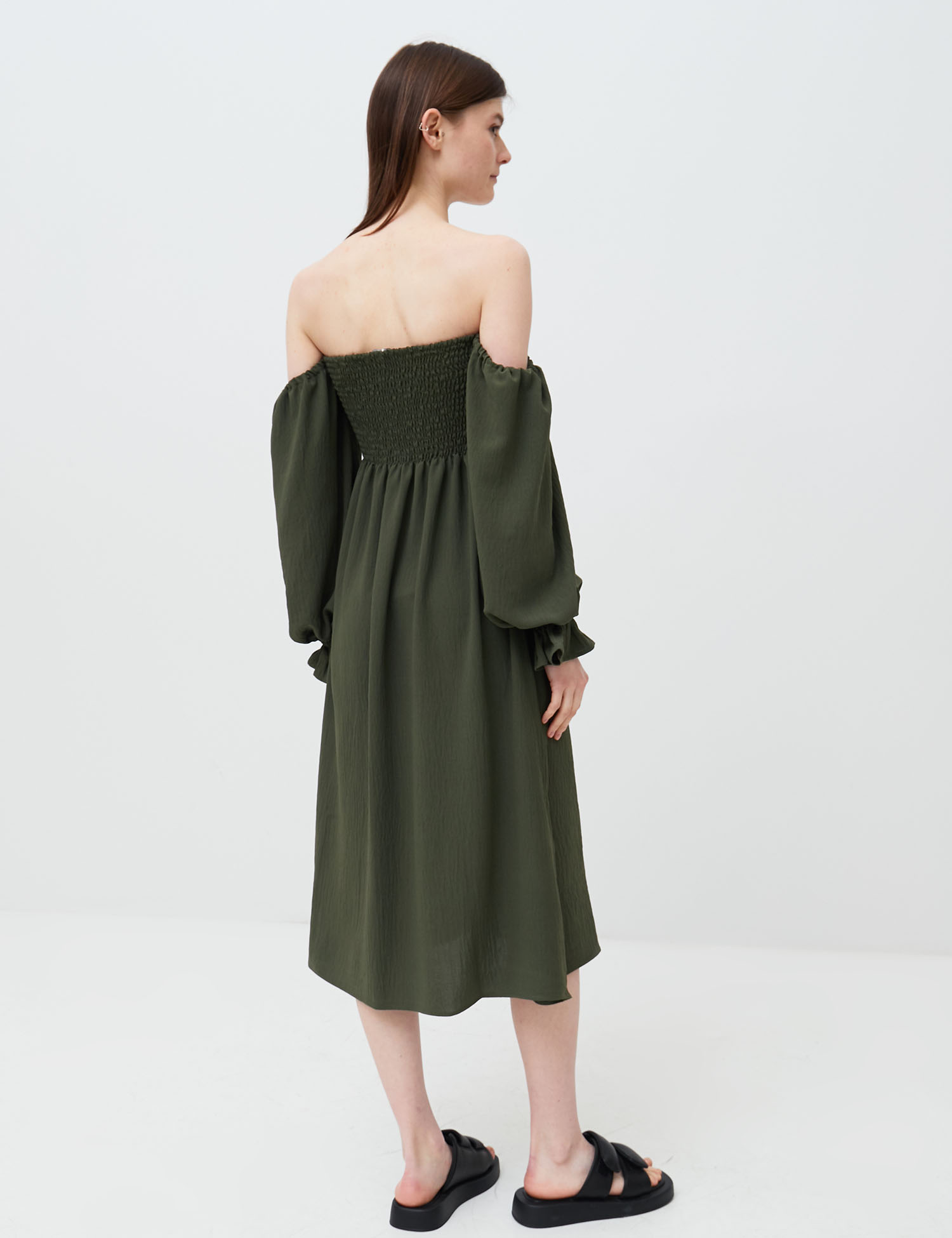Картинка Темно-зелена сукня з відкритими плечима