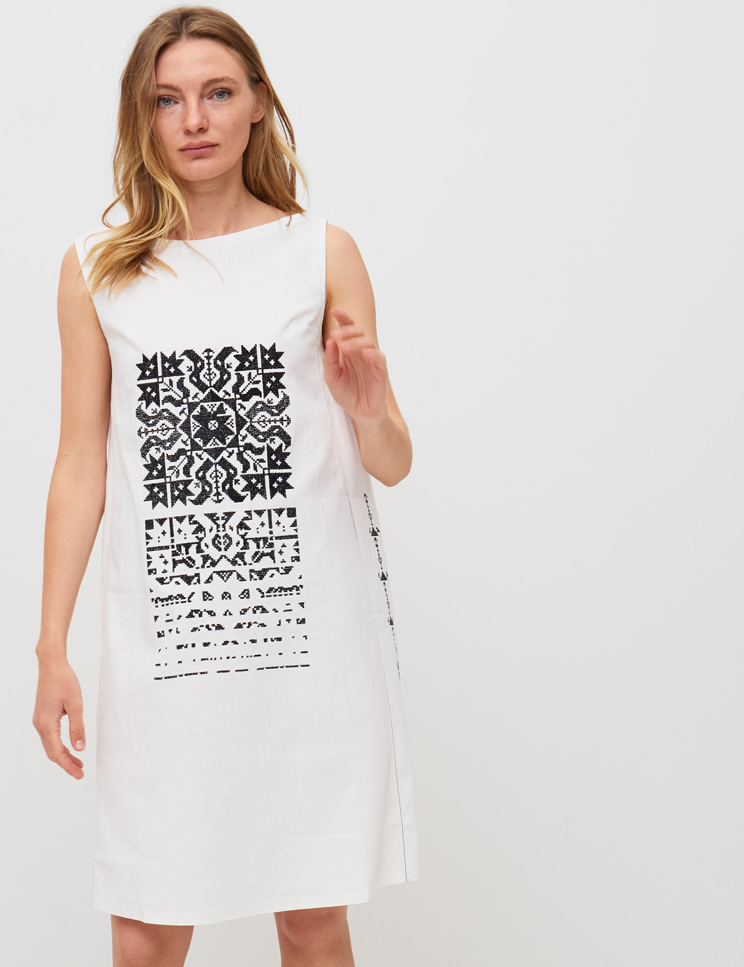 Картинка Біла лляна сукня з вишивкою