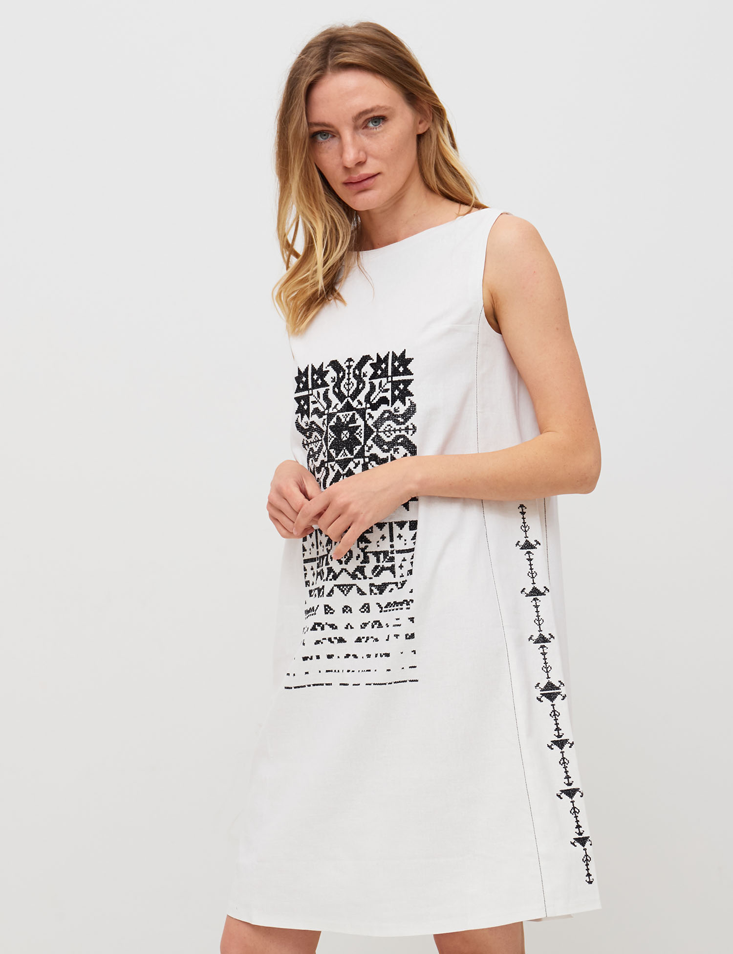 Картинка Біла лляна сукня з вишивкою