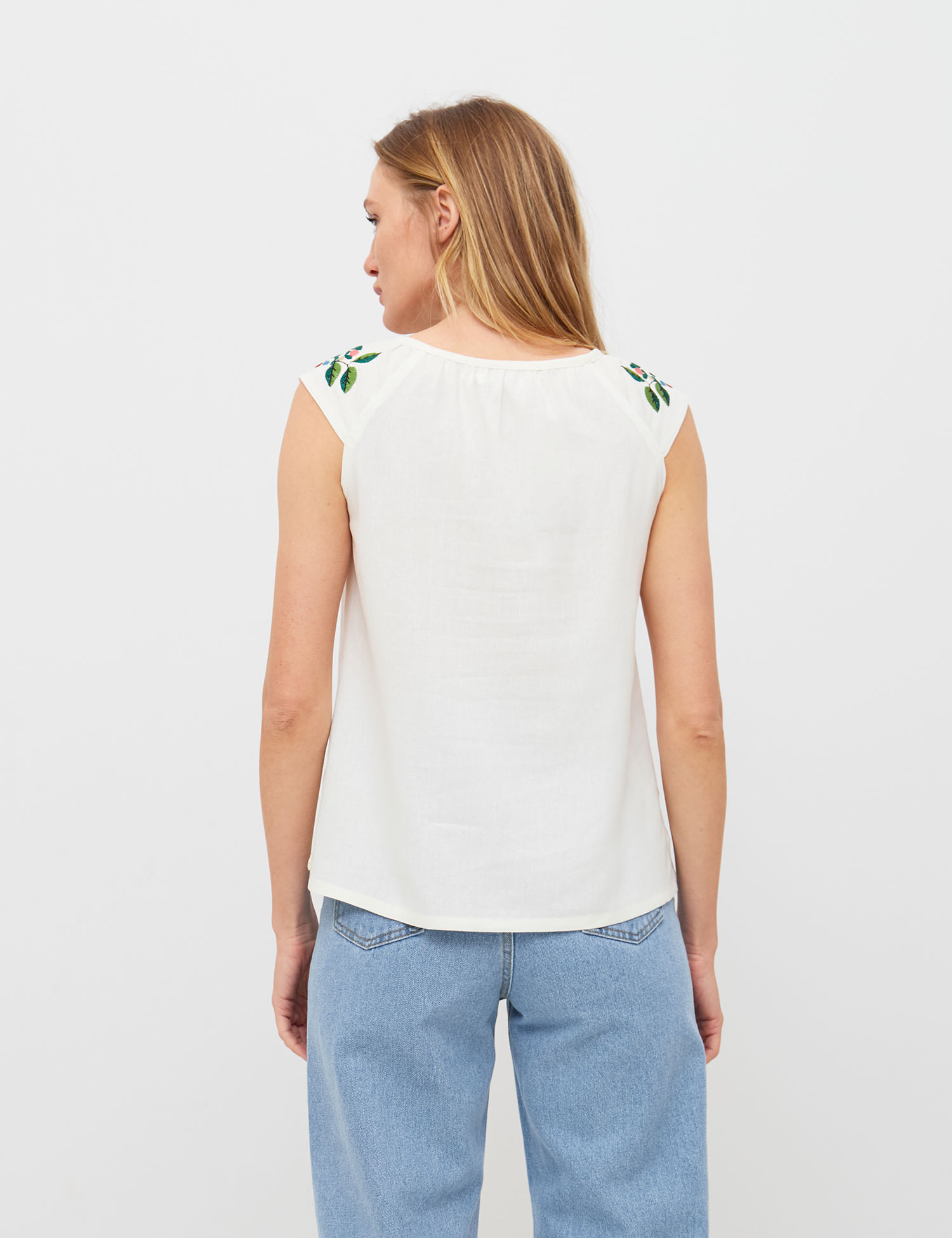 Картинка Біла лляна блуза з вишивкою