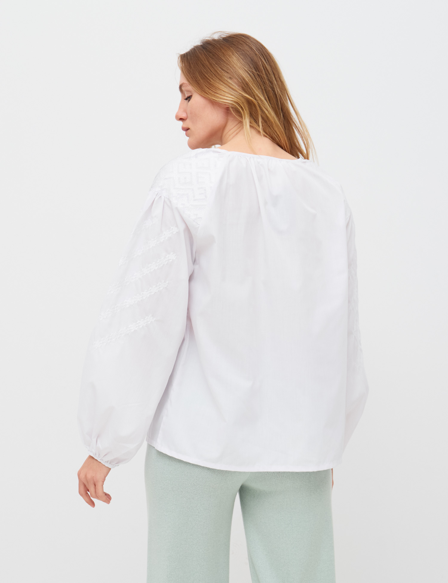 Картинка Жіноча біла блуза з вишивкою