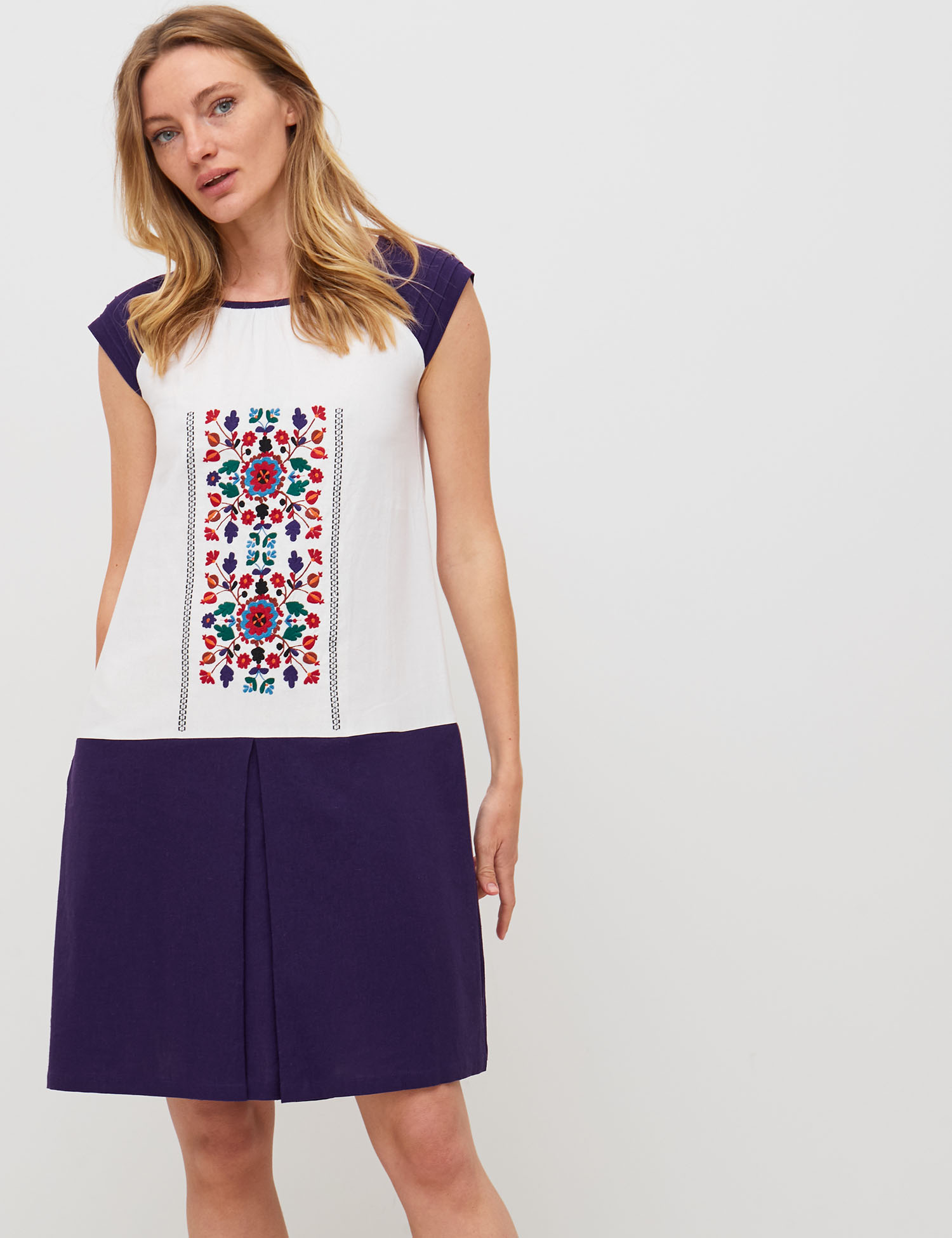 Картинка Біла лляна сукня з вишивкою