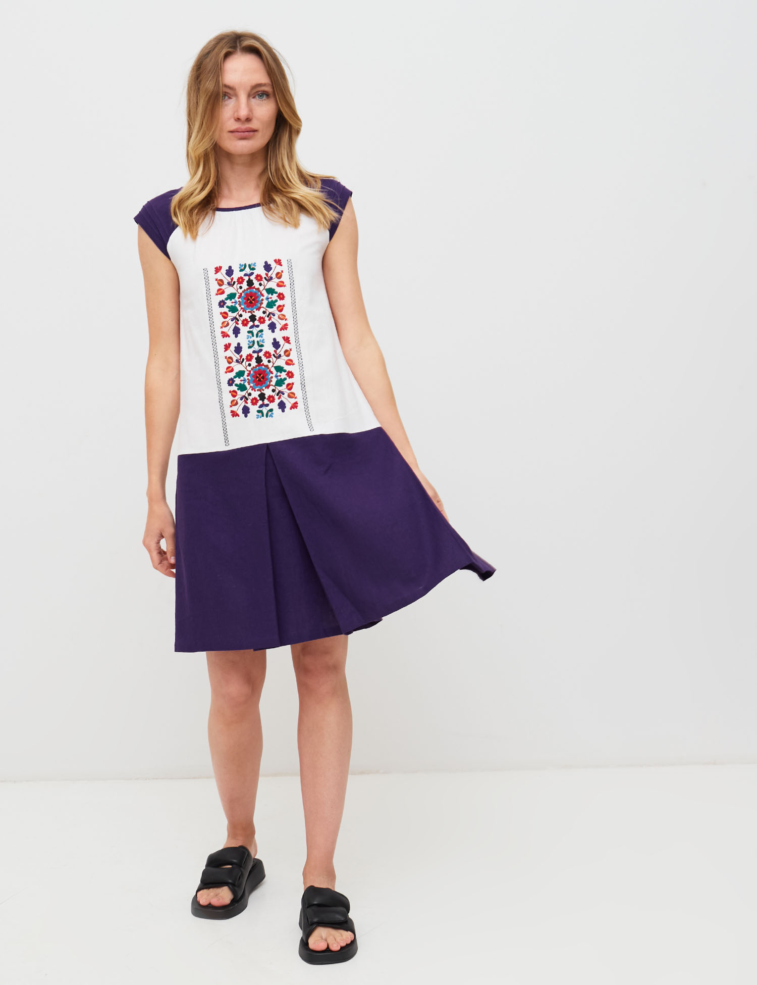 Картинка Біла лляна сукня з вишивкою