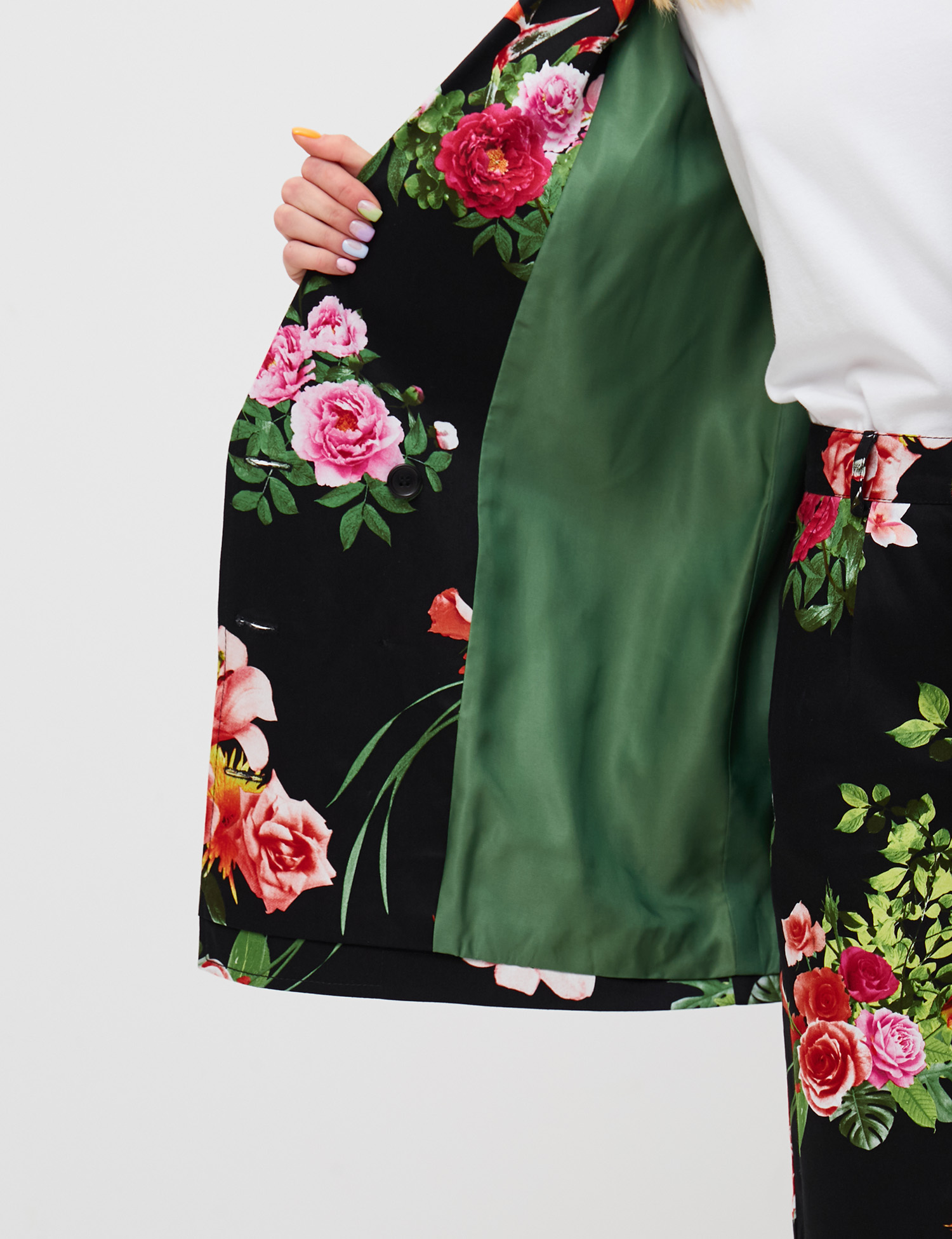 Картинка Жіночий чорний піджак з квітковим візерунком