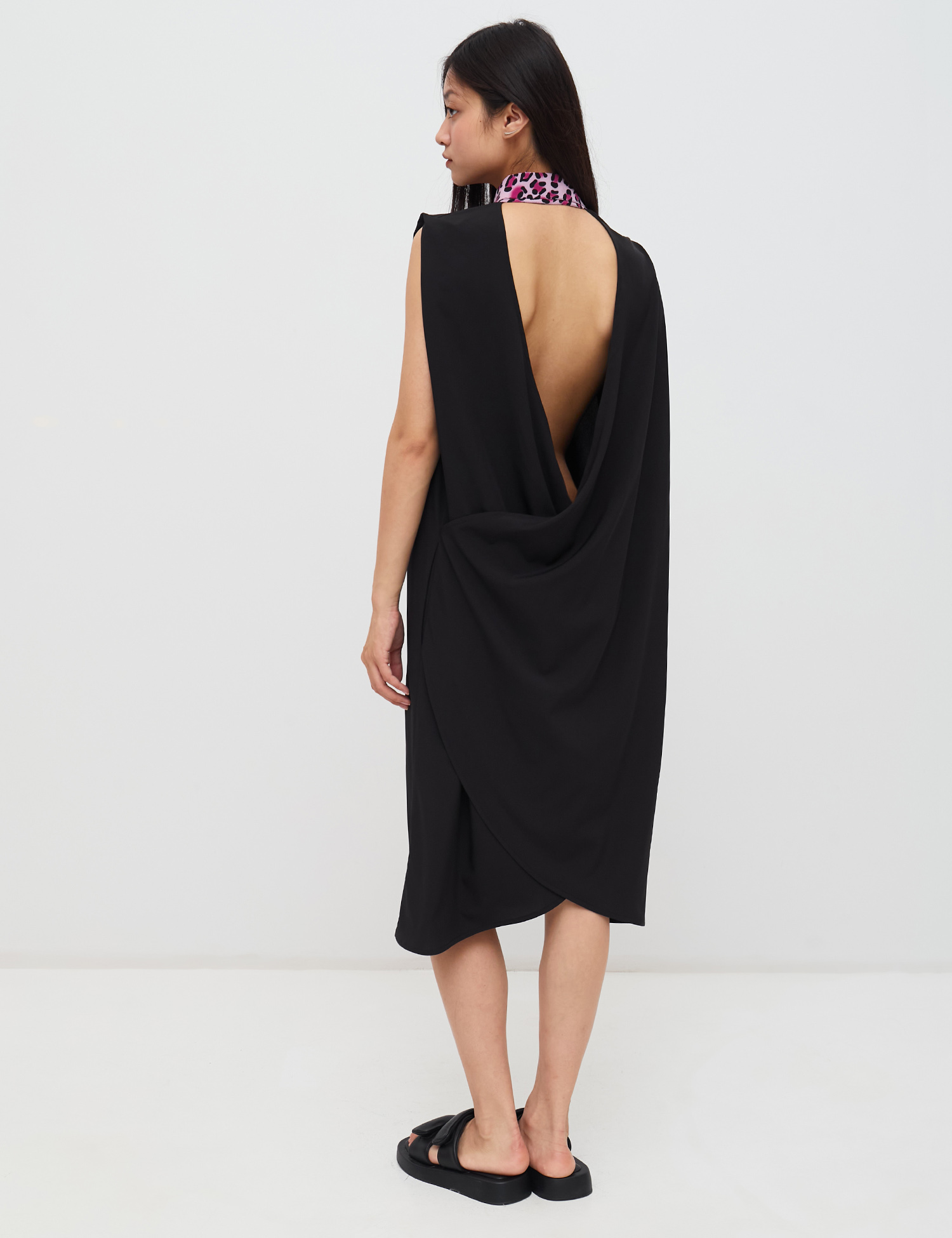 Картинка Чорна сукня-сорочка з вирізом на спині