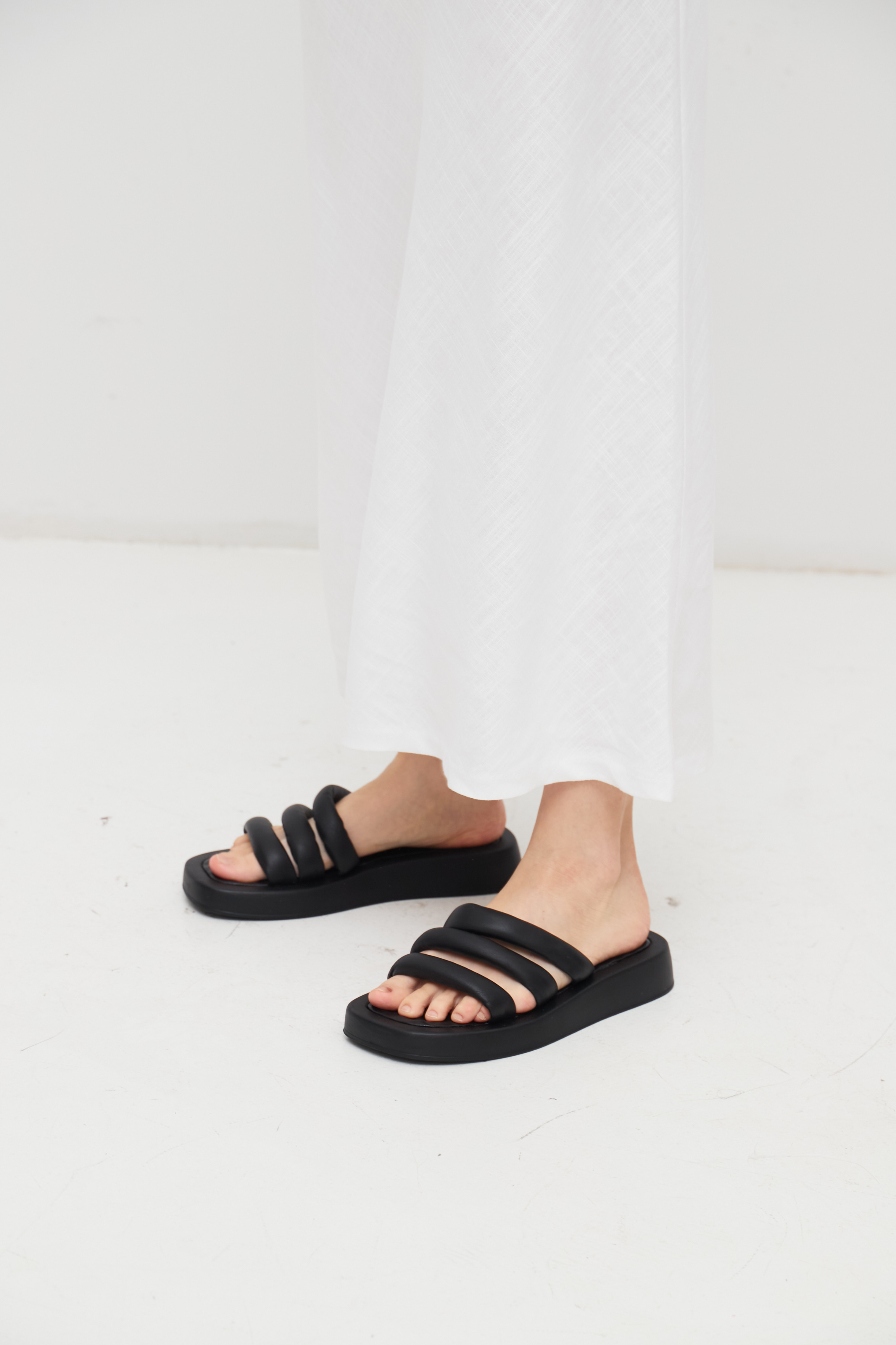 Картинка Жіночі чорні шкіряні шльопанці