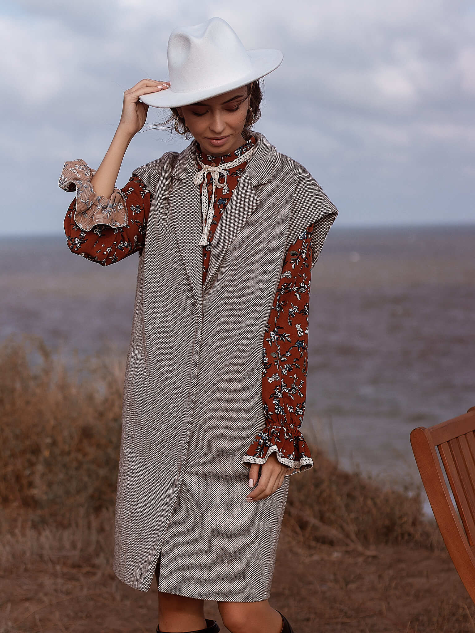 Картинка Бежевий твідовий жилет