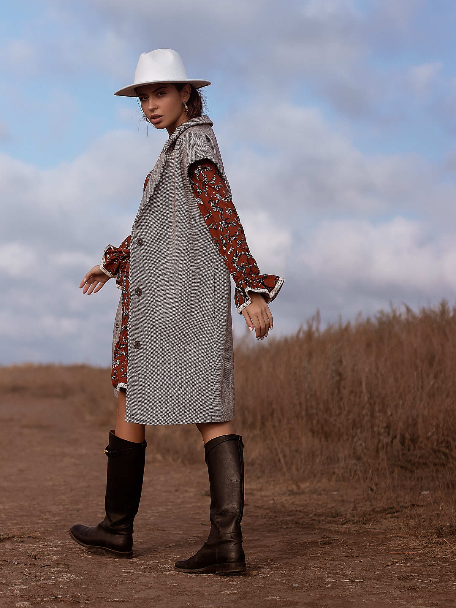 Картинка Бежевий твідовий жилет