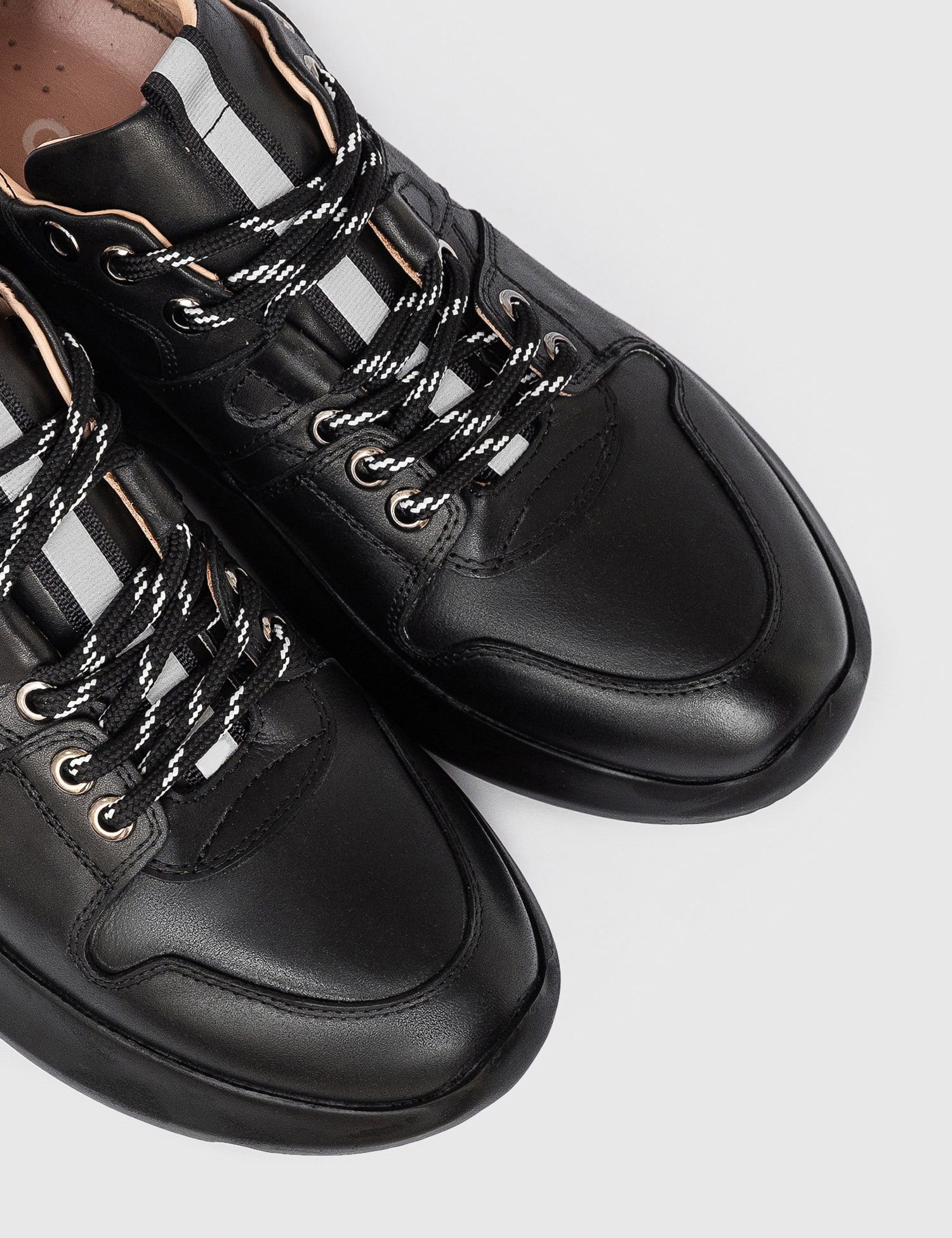 Картинка Чорні шкіряні кросівки