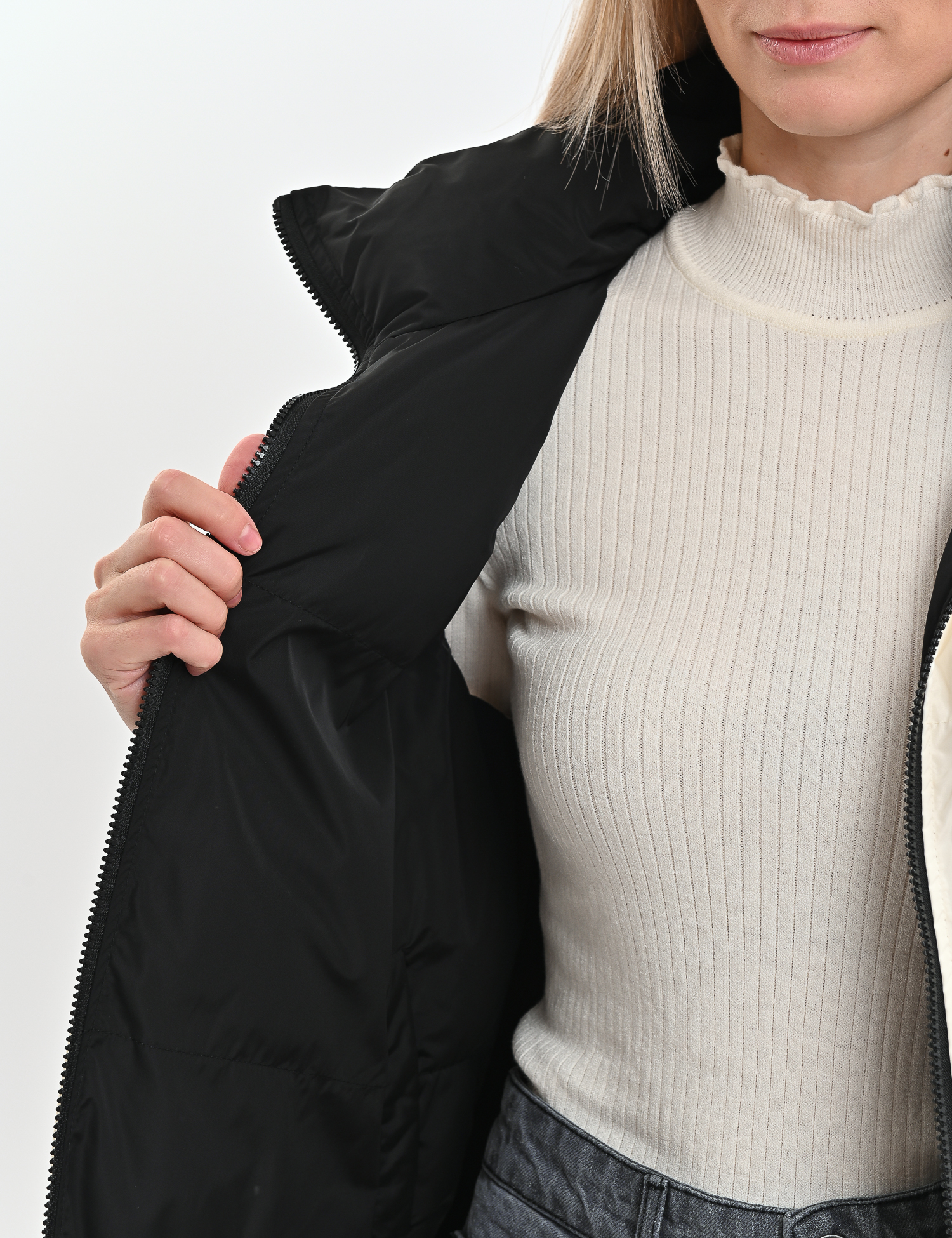 Картинка Двосторонній жилет молочно-чорний