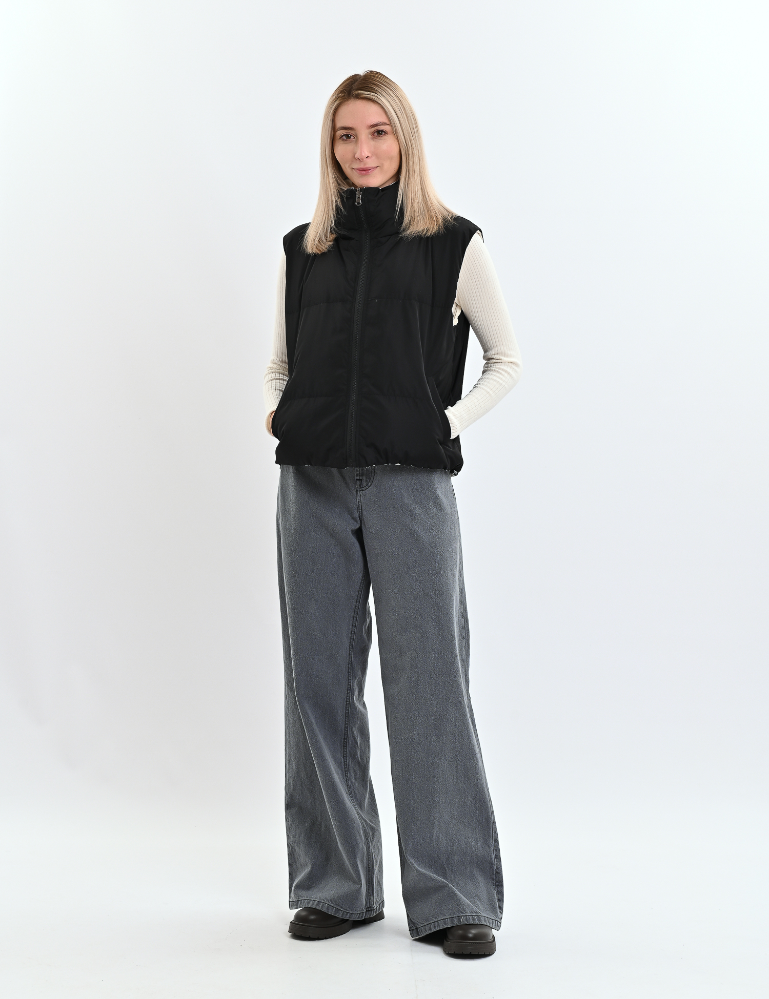 Картинка Двосторонній жилет молочно-чорний