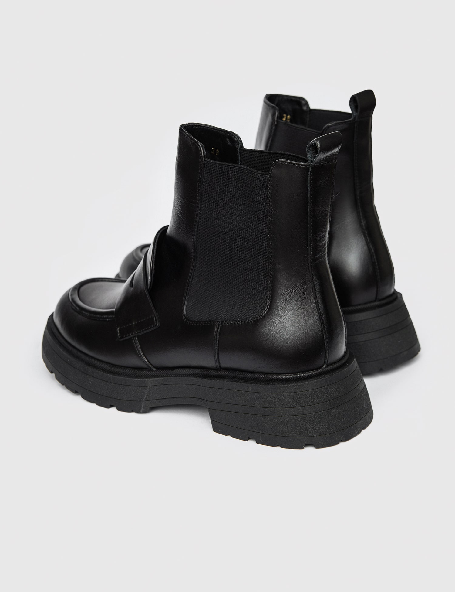 Картинка Чорні шкіряні черевики