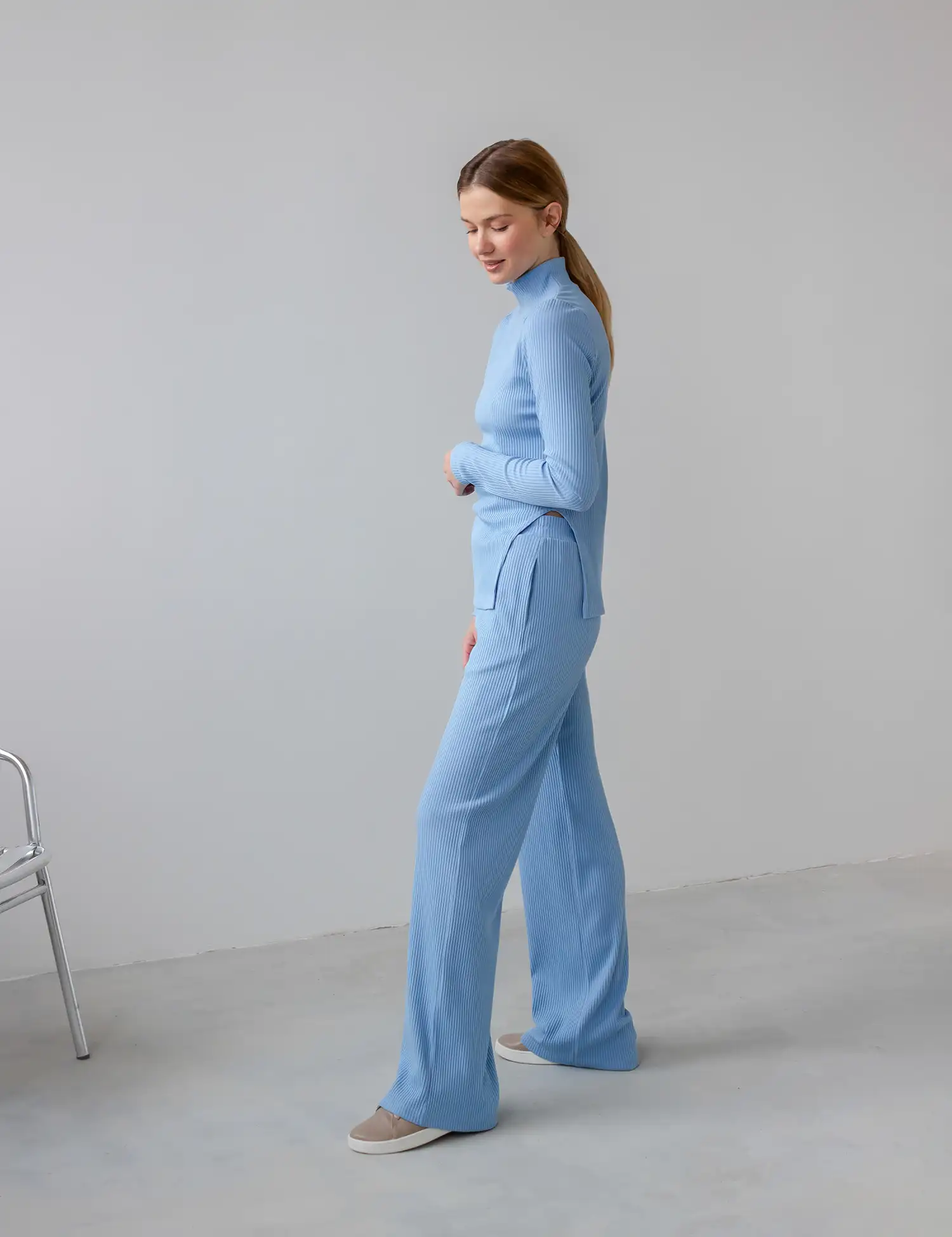 Картинка Штани блакитні прямі в рубчик