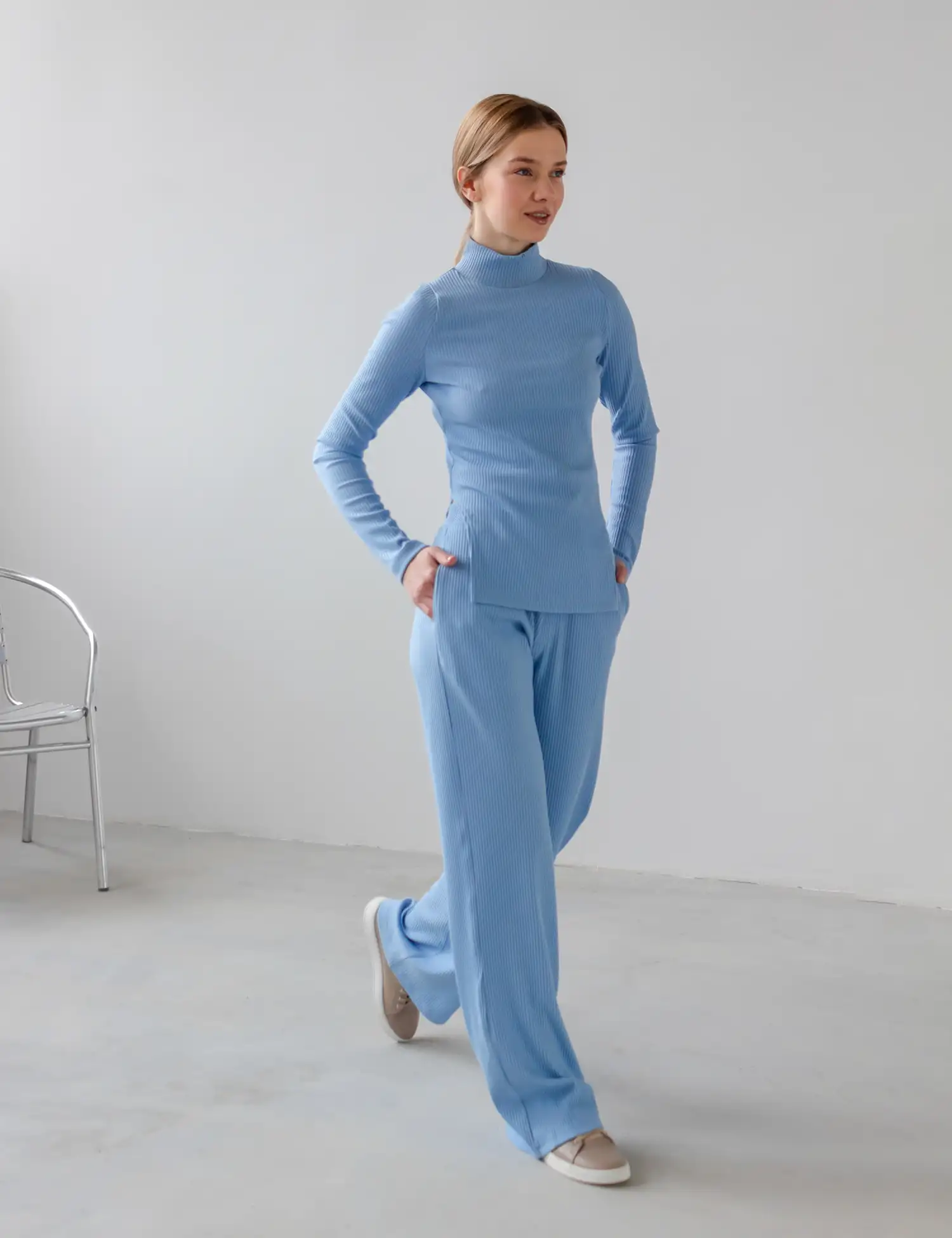 Картинка Штани блакитні прямі в рубчик