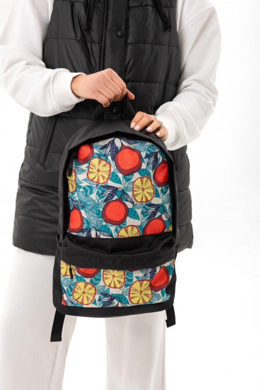 Картинка Чорний рюкзак з різнобарвним принтом