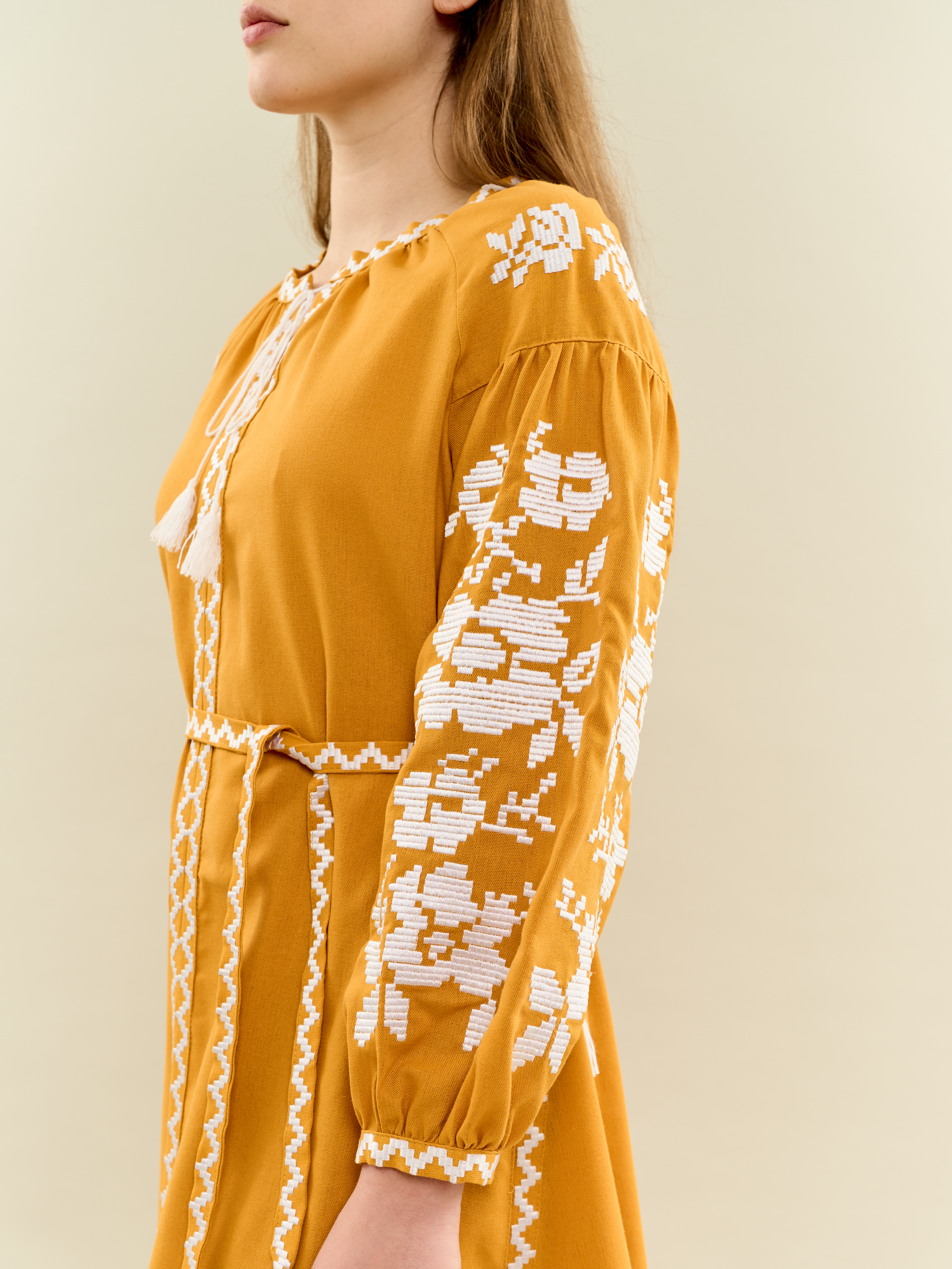 Картинка Вишита сукня жовта з білим орнаментом