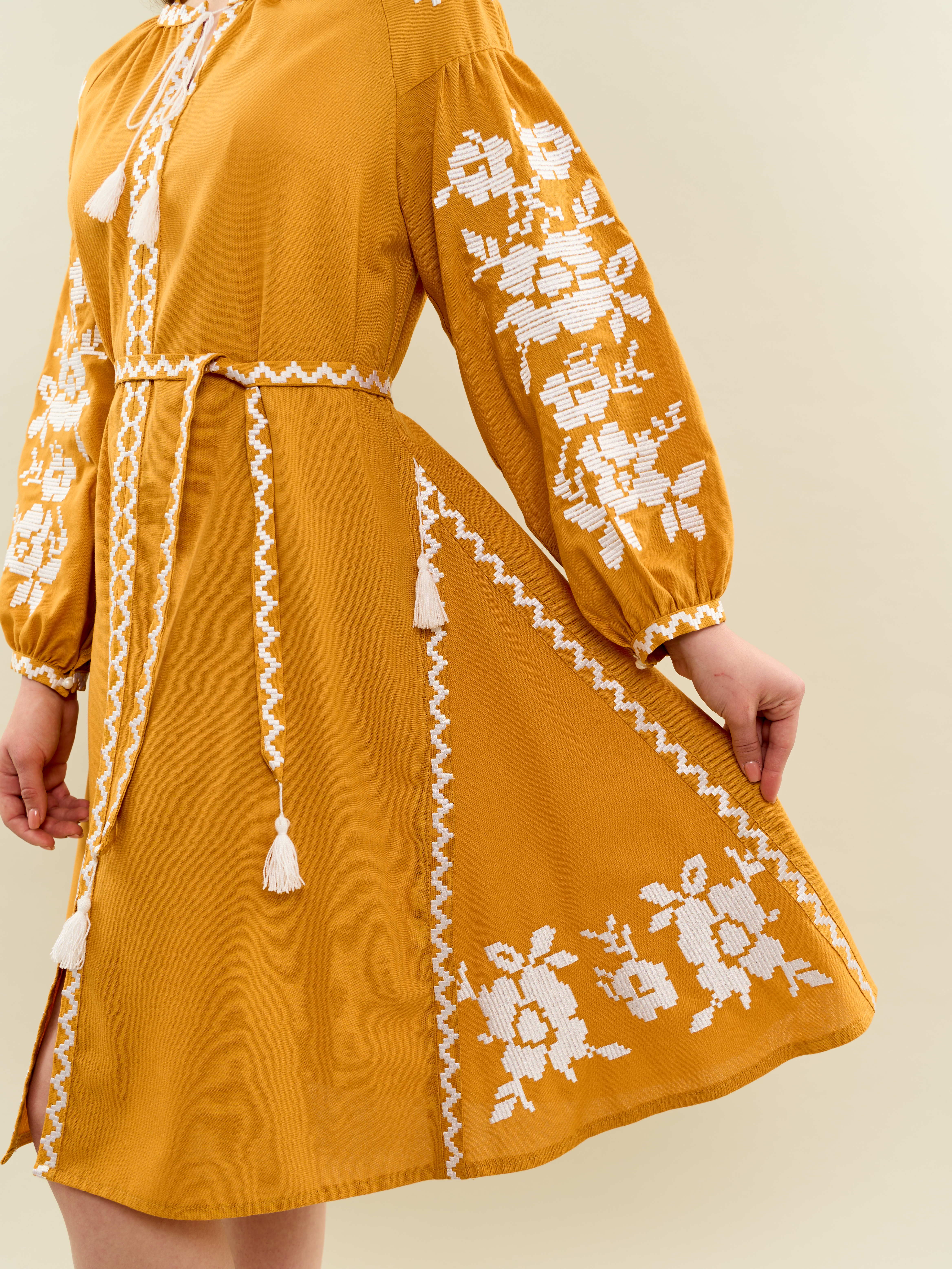 Картинка Сукня жовта з білою вишивкою