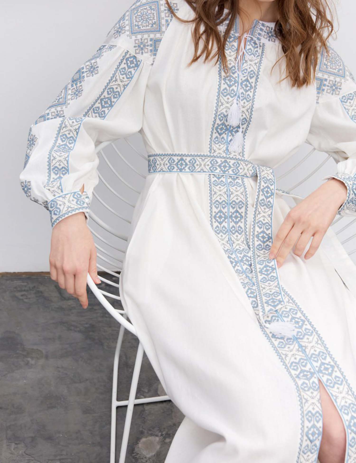 Картинка Вишита сукня біла з блакитним орнаментом