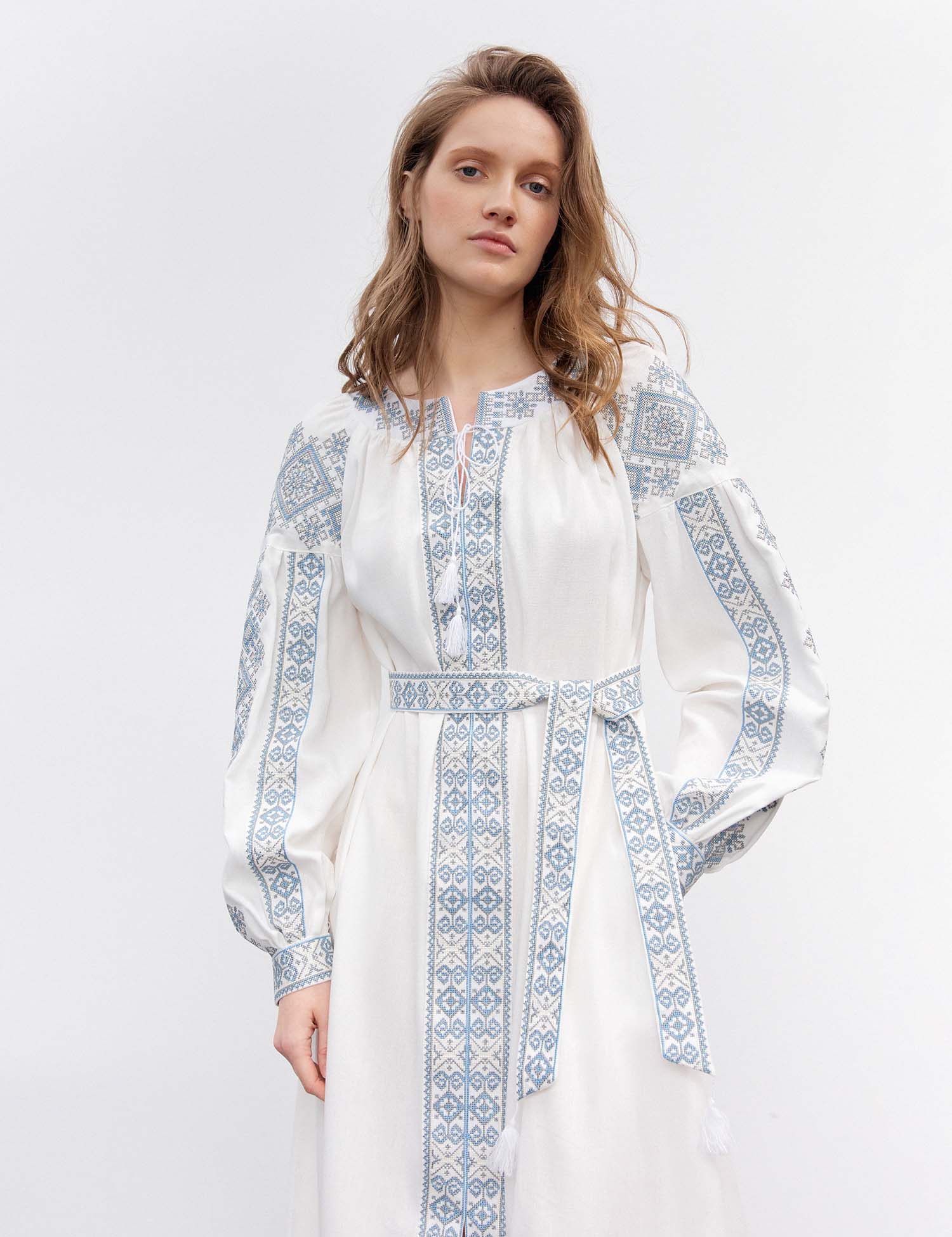 Картинка Вишита сукня біла з блакитним орнаментом