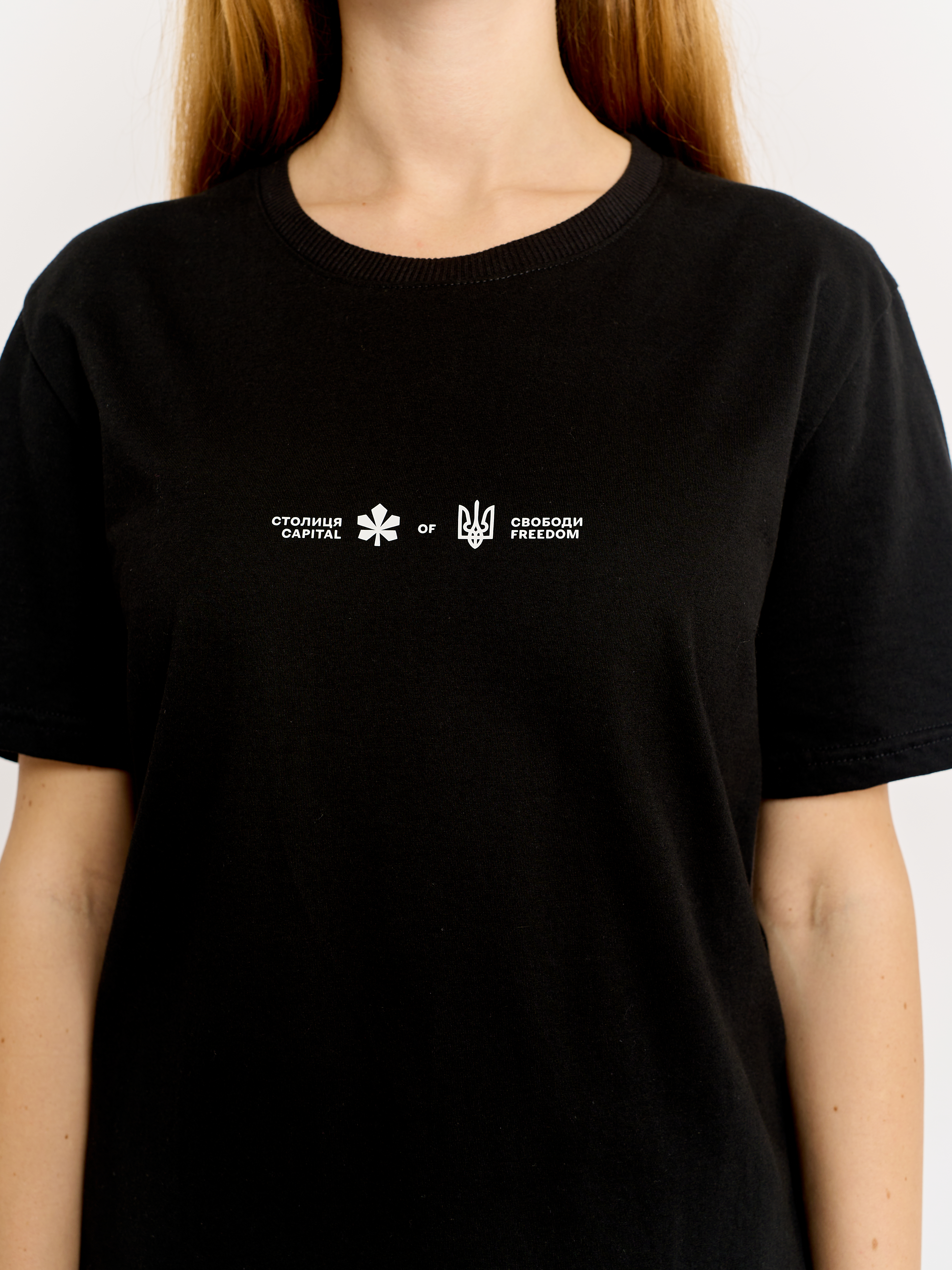 Картинка Чорна футболка з білим принтом