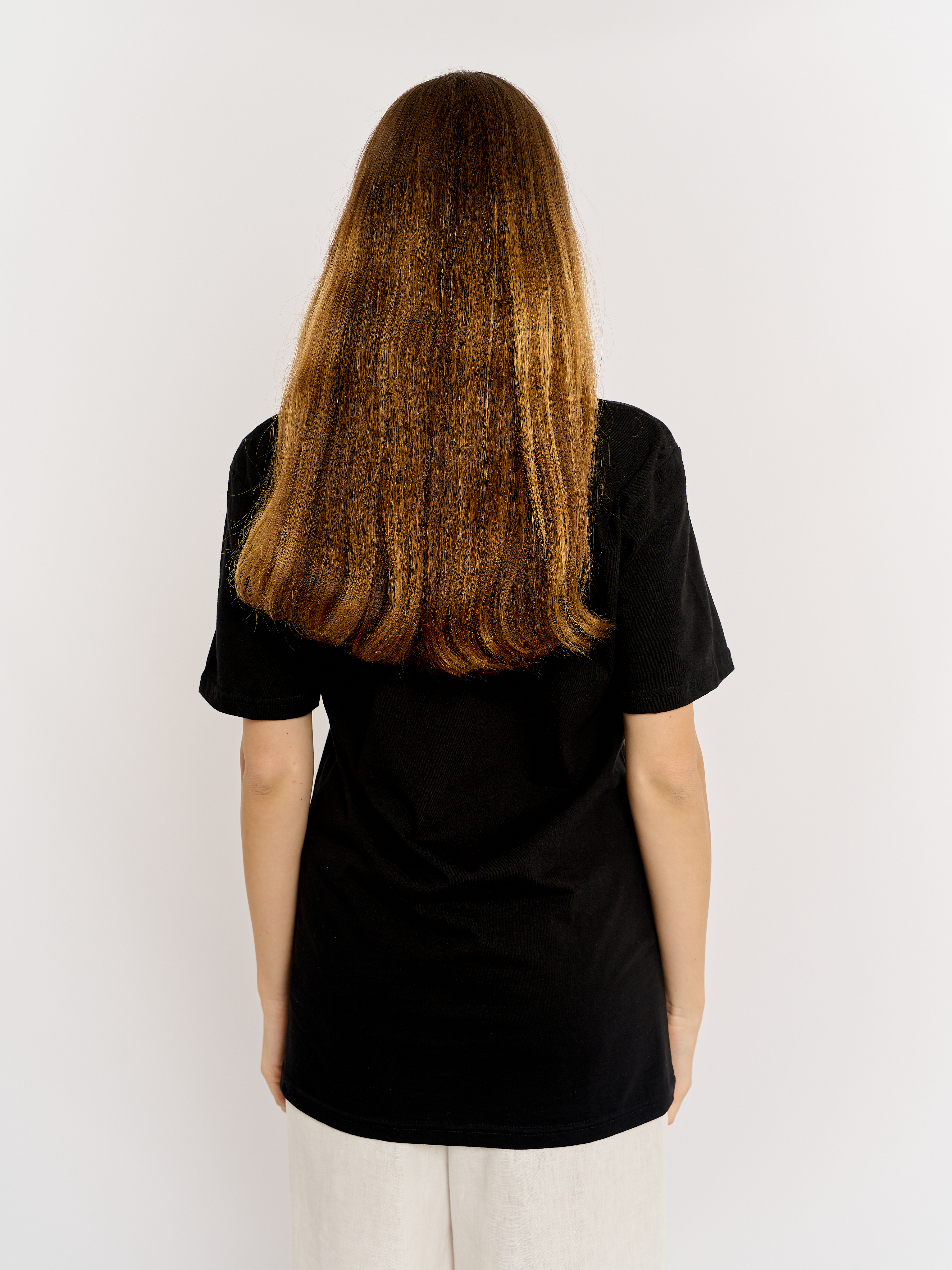 Картинка Чорна футболка з білим принтом