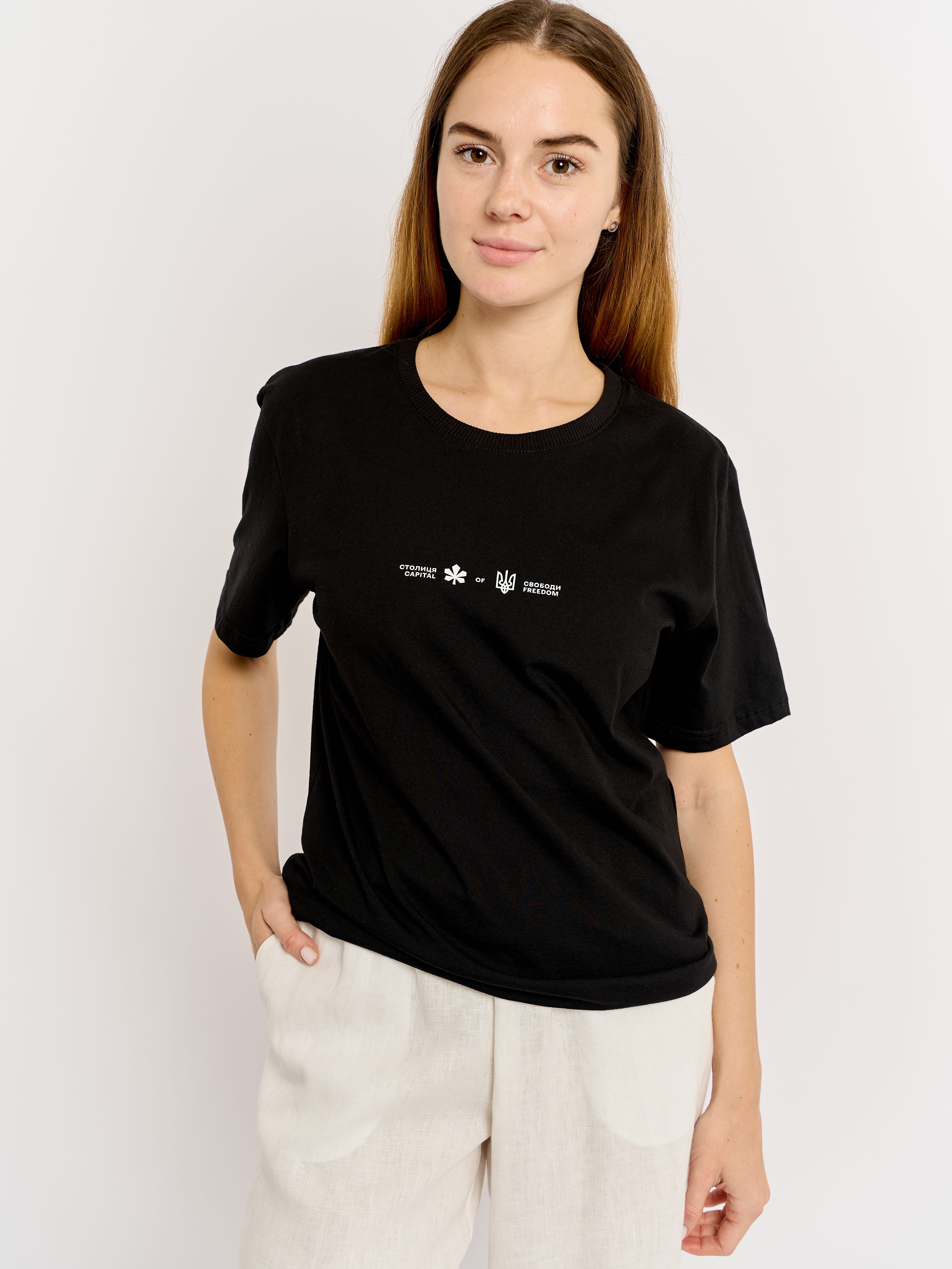 Картинка Чорна футболка з білим принтом