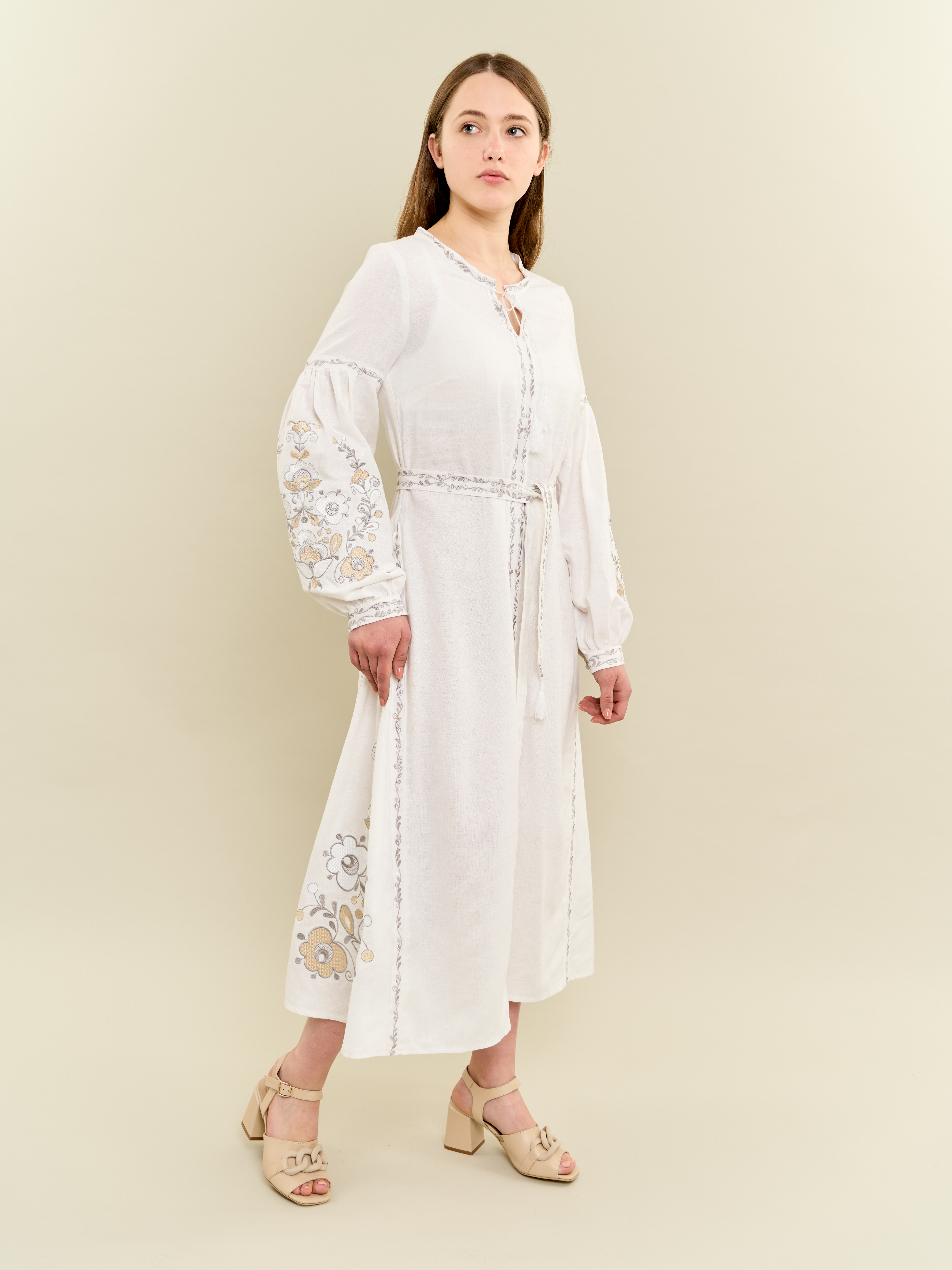 Картинка Біло-бежева сукня-вишиванка