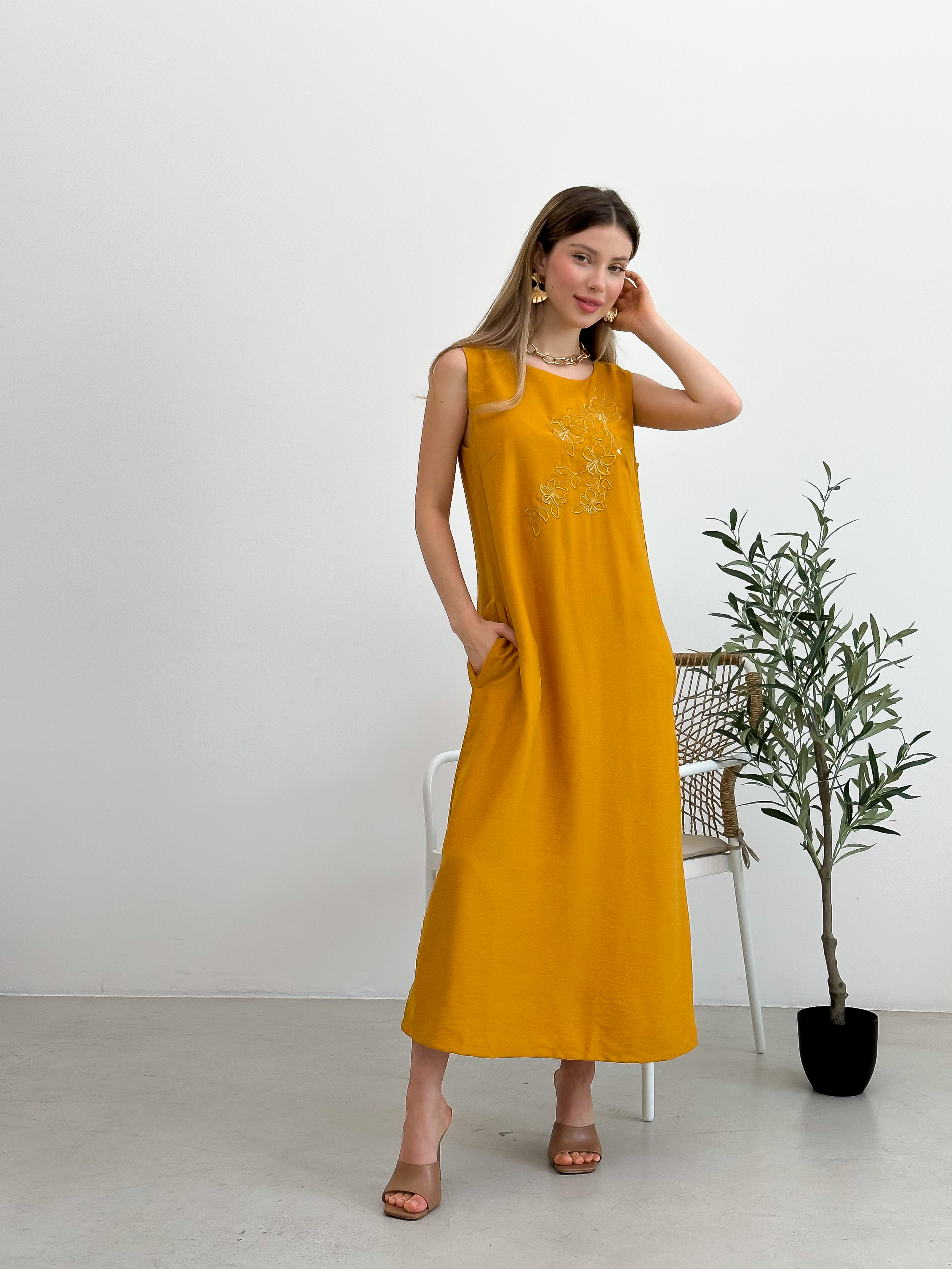 Картинка Помаранчева сукня з вишивкою
