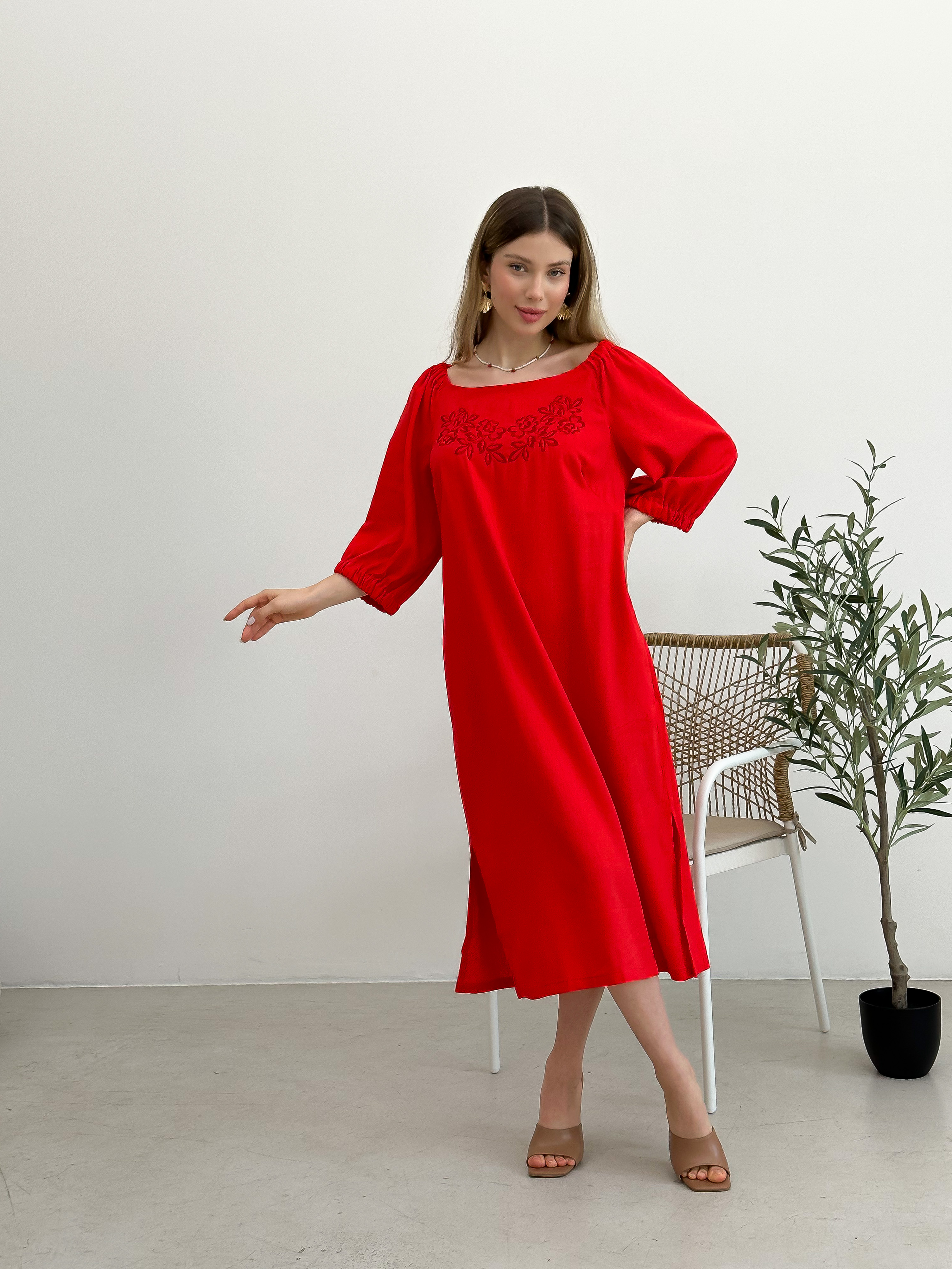 Картинка Червона довга сукня з вишивкою
