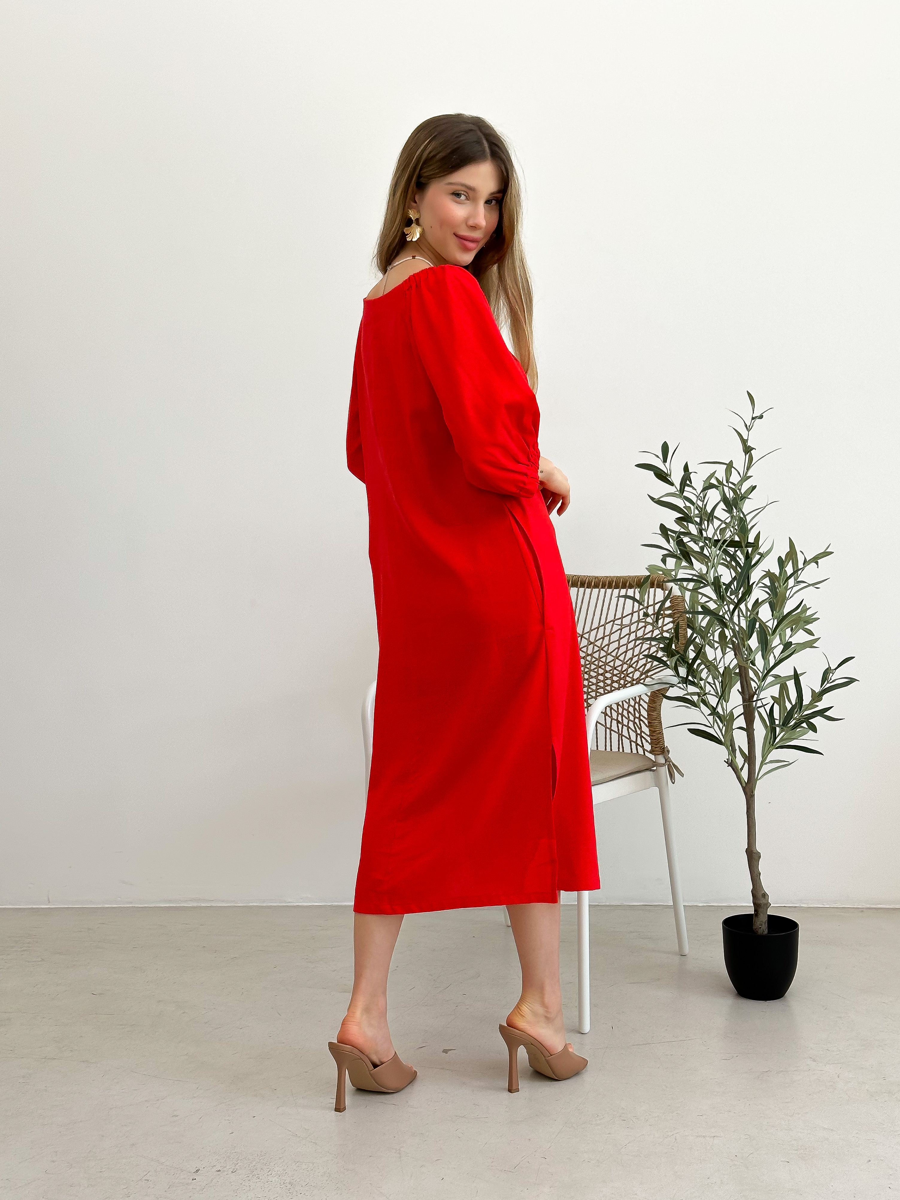 Картинка Червона довга сукня з вишивкою